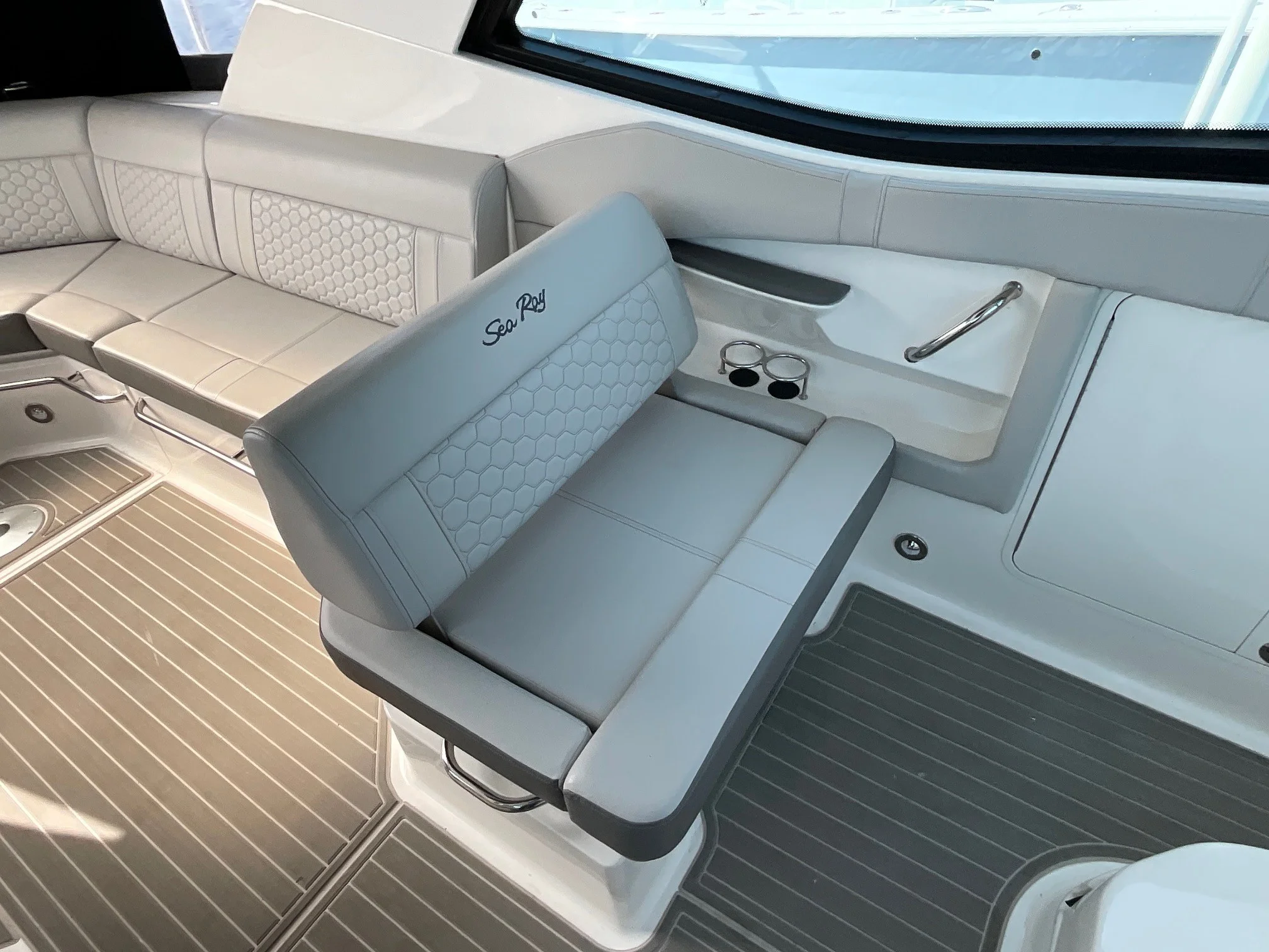 2024 Sea Ray 320 SUNDANCER OB Image Thumbnail #12