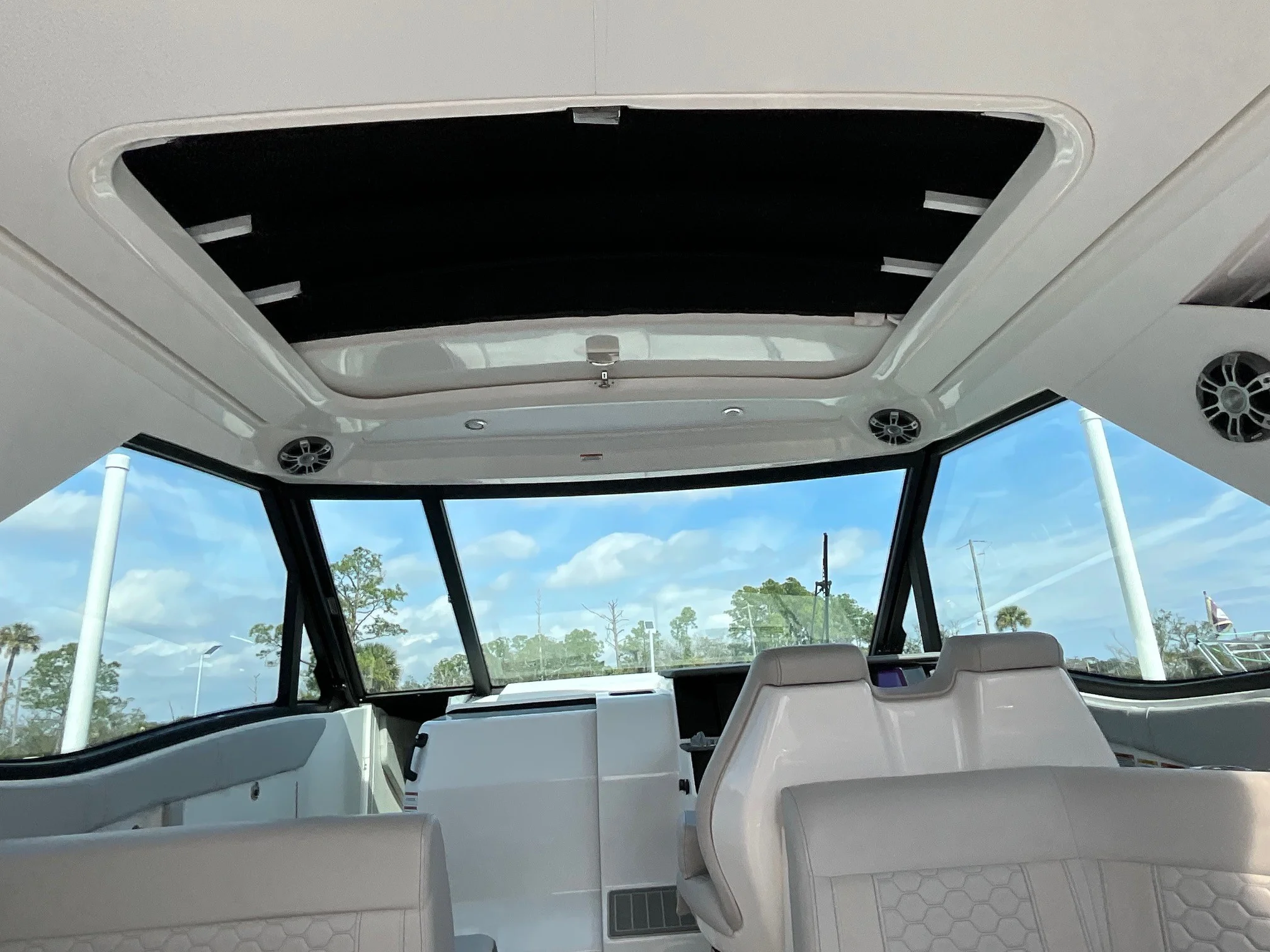 2024 Sea Ray 320 SUNDANCER OB Image Thumbnail #14