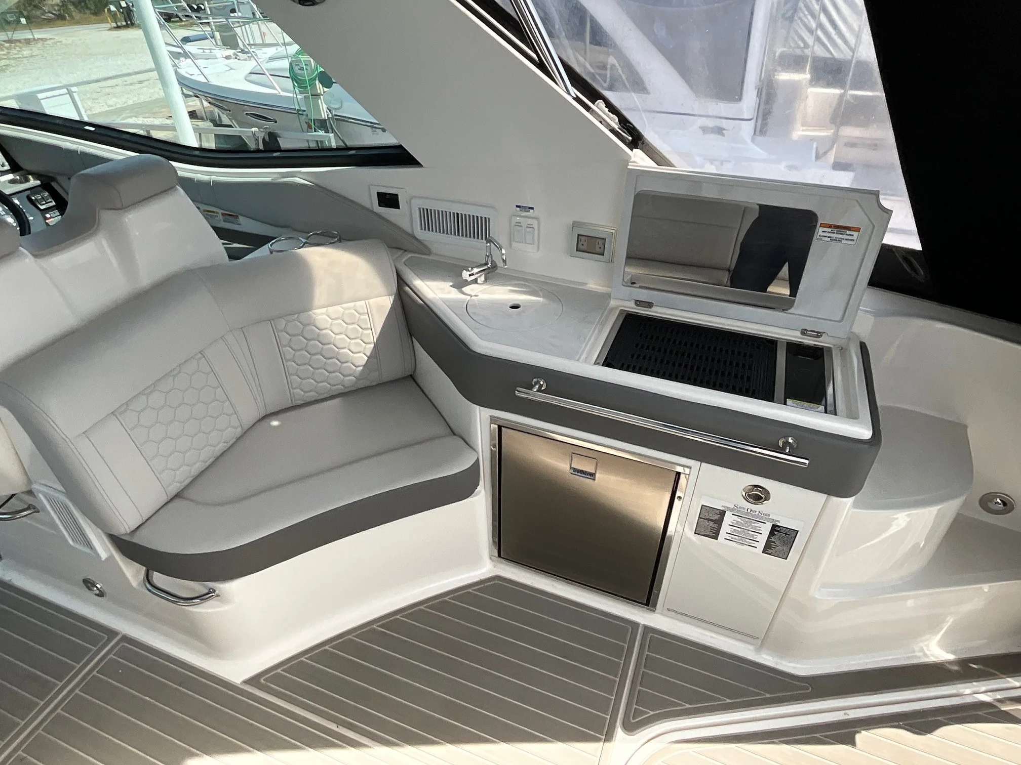 2024 Sea Ray 320 SUNDANCER OB Image Thumbnail #9