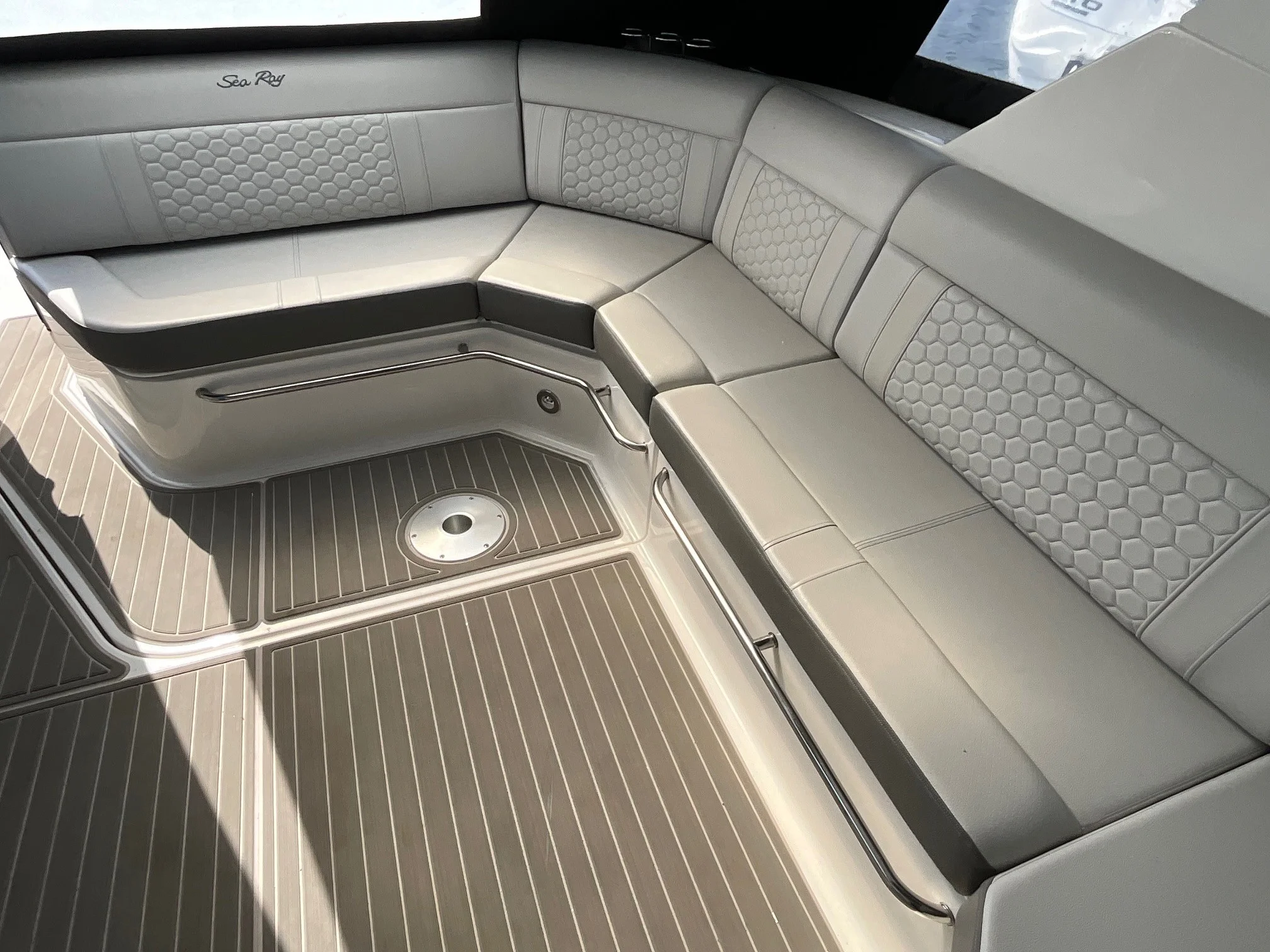 2024 Sea Ray 320 SUNDANCER OB Image Thumbnail #13