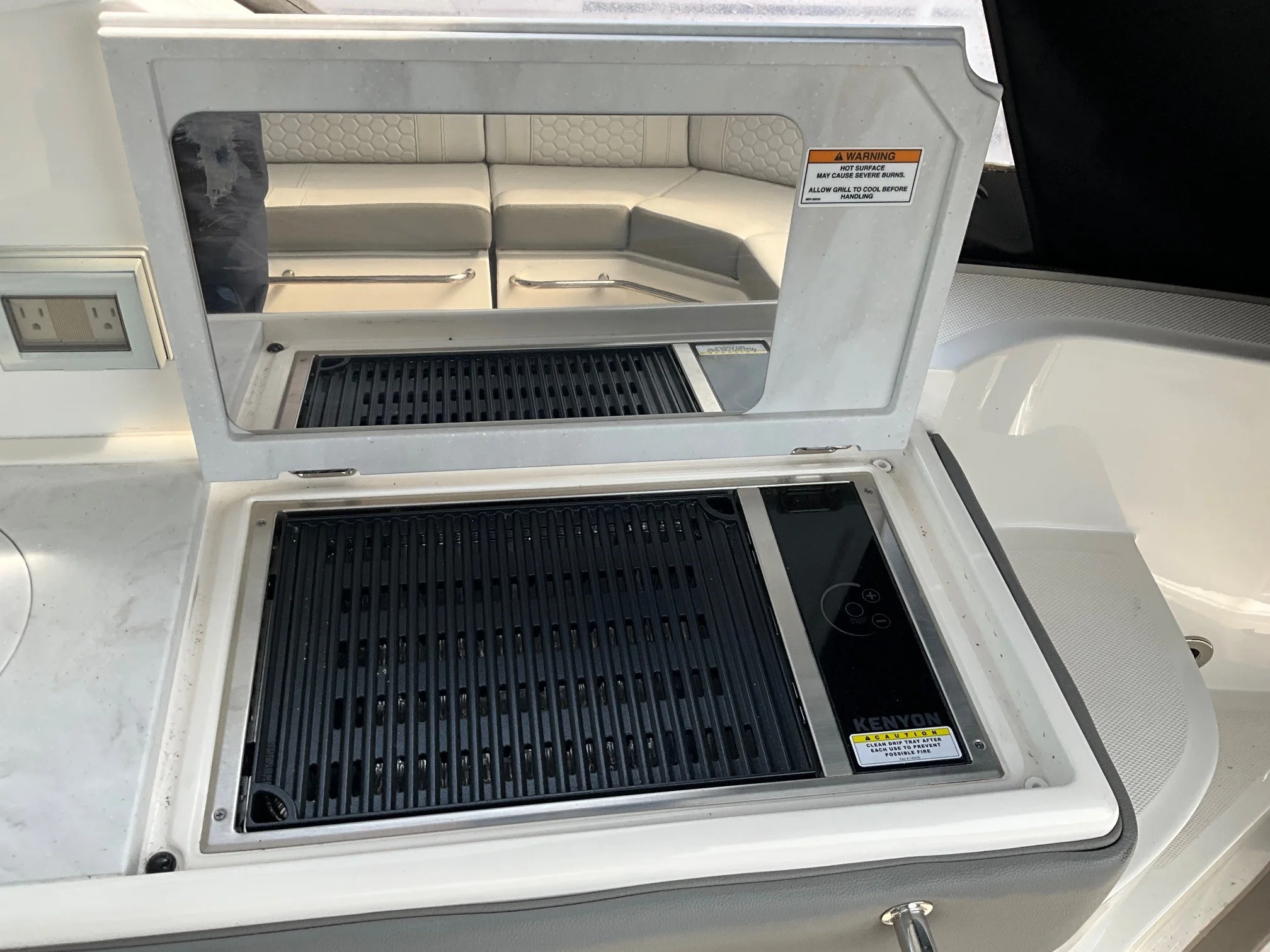 2024 Sea Ray 320 SUNDANCER OB Image Thumbnail #8