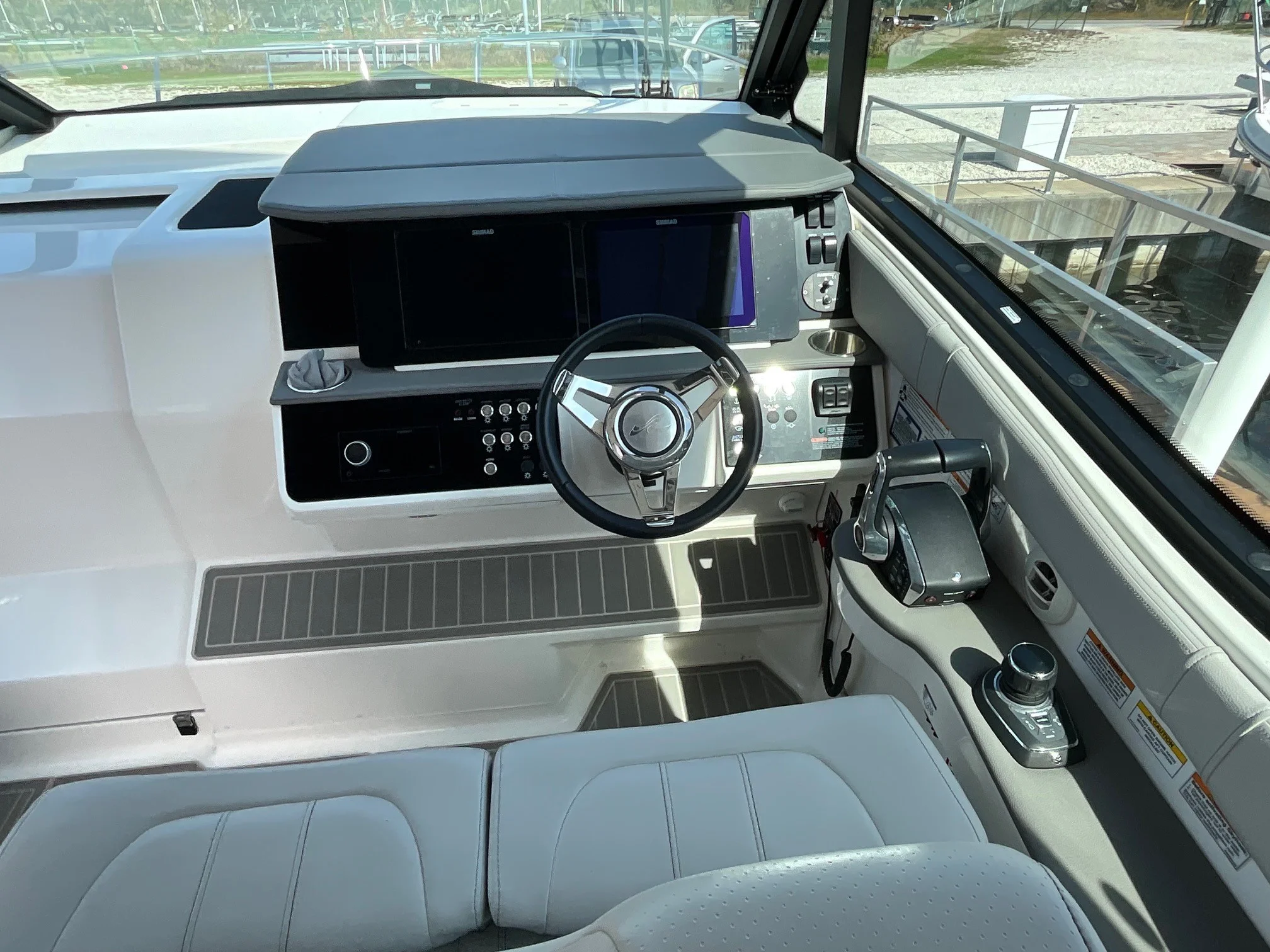 2024 Sea Ray 320 SUNDANCER OB Image Thumbnail #10