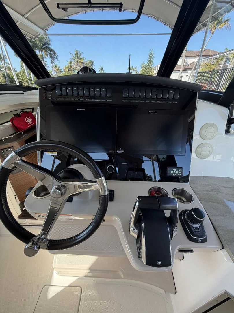 2023 Boston Whaler 350 REALM Image Thumbnail #12
