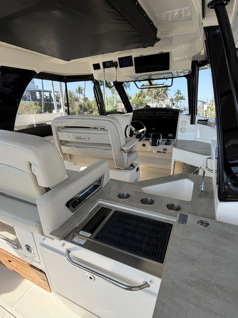 2023 Boston Whaler 350 REALM Image Thumbnail #14