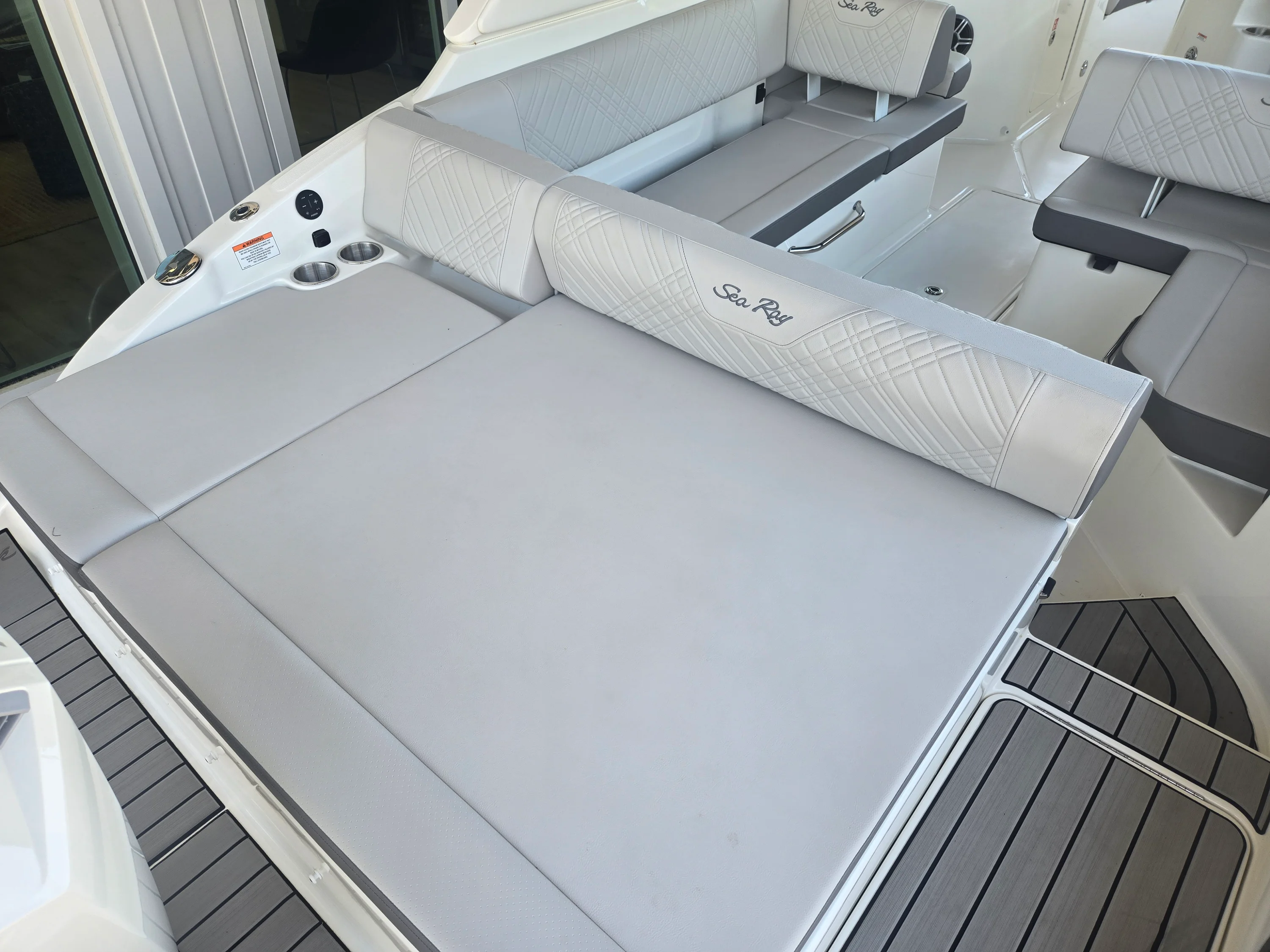 2026 Sea Ray SDX 250 Outboard Image Thumbnail #3