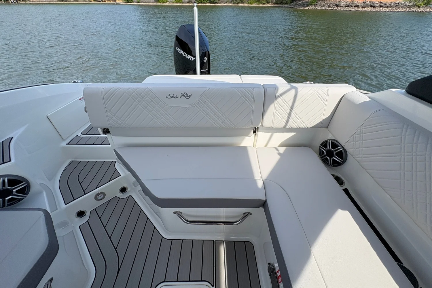 2026 Sea Ray SDX 250 Outboard Image Thumbnail #17