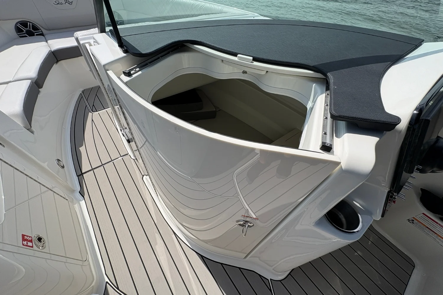 2026 Sea Ray SDX 250 Outboard Image Thumbnail #31