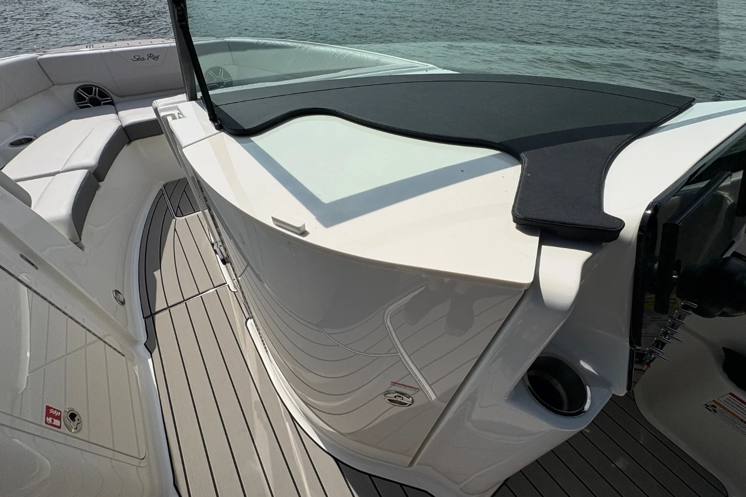 2026 Sea Ray SDX 250 Outboard Image Thumbnail #30