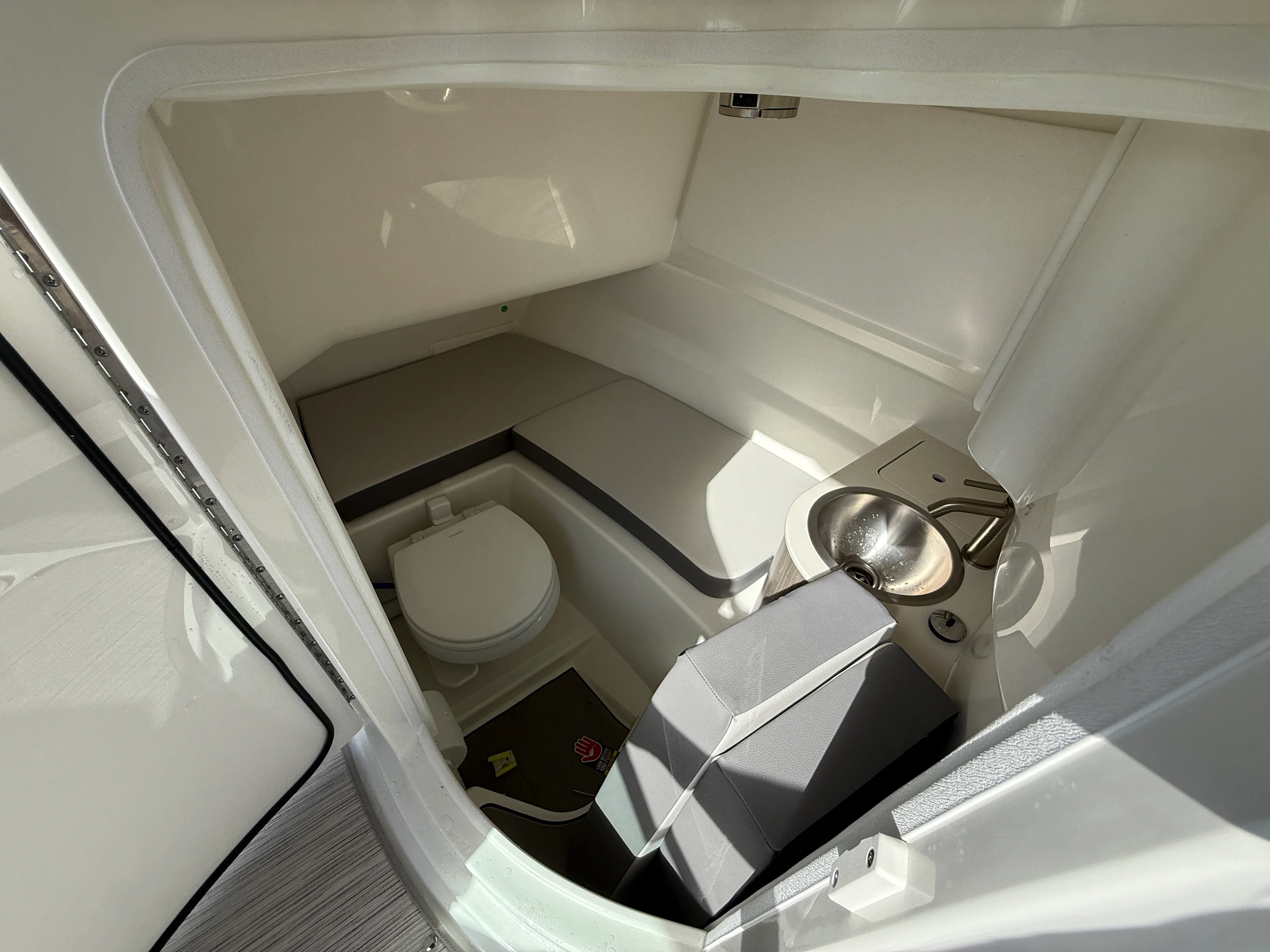 2026 Sea Ray SDX 250 Outboard Image Thumbnail #12