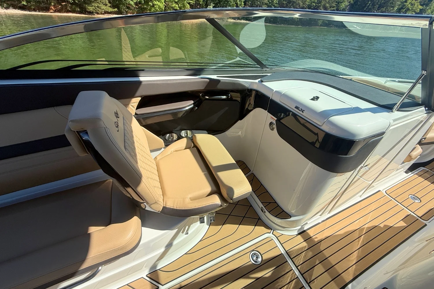 2026 Sea Ray SLX 260 Outboard Image Thumbnail #17