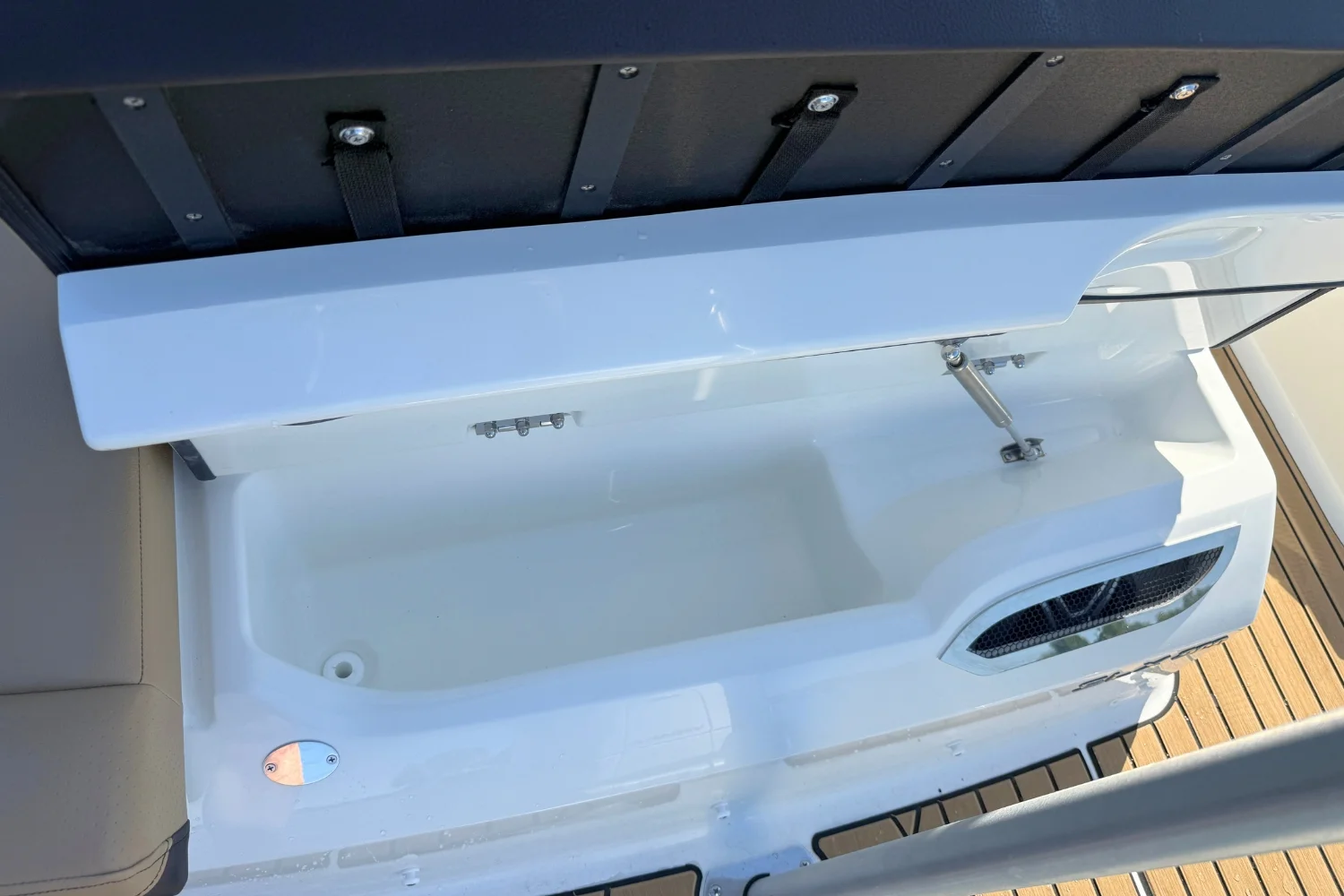 2026 Sea Ray SLX 260 Outboard Image Thumbnail #9