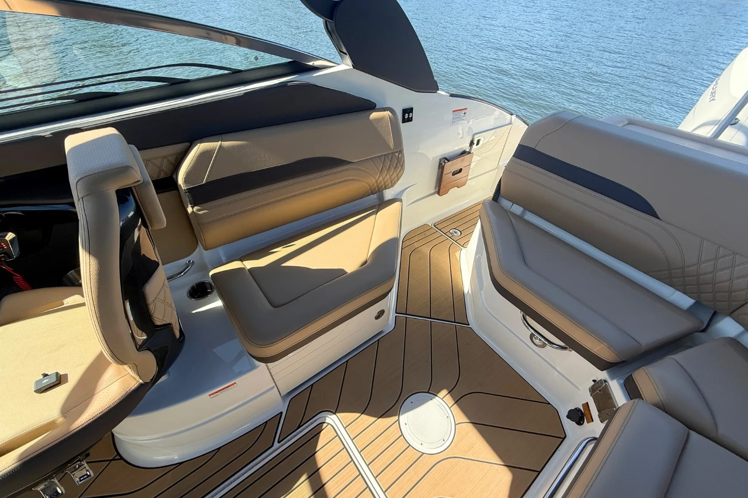 2026 Sea Ray SLX 260 Outboard Image Thumbnail #19