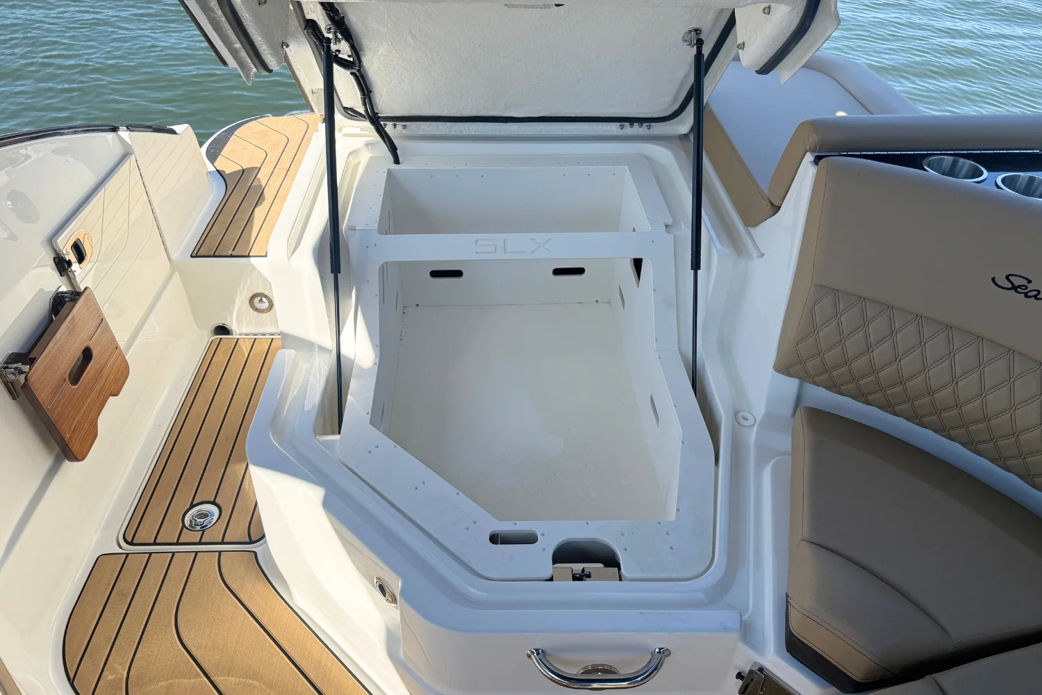 2026 Sea Ray SLX 260 Outboard Image Thumbnail #15