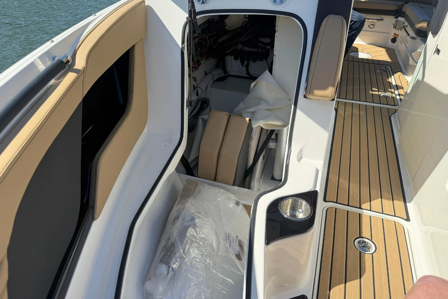 2026 Sea Ray SLX 260 Outboard Image Thumbnail #29