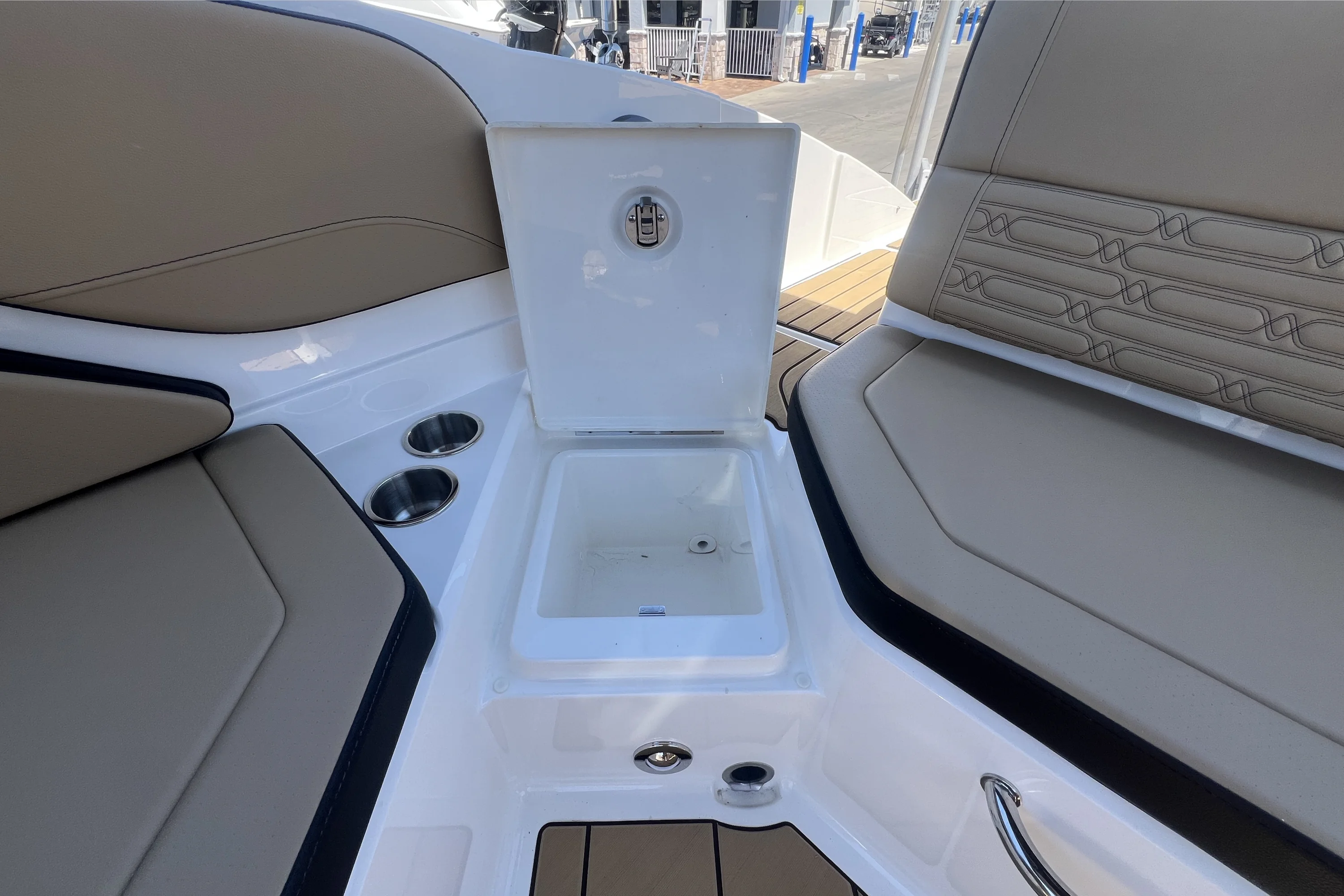 2026 Sea Ray SPX 210 Outboard Image Thumbnail #16