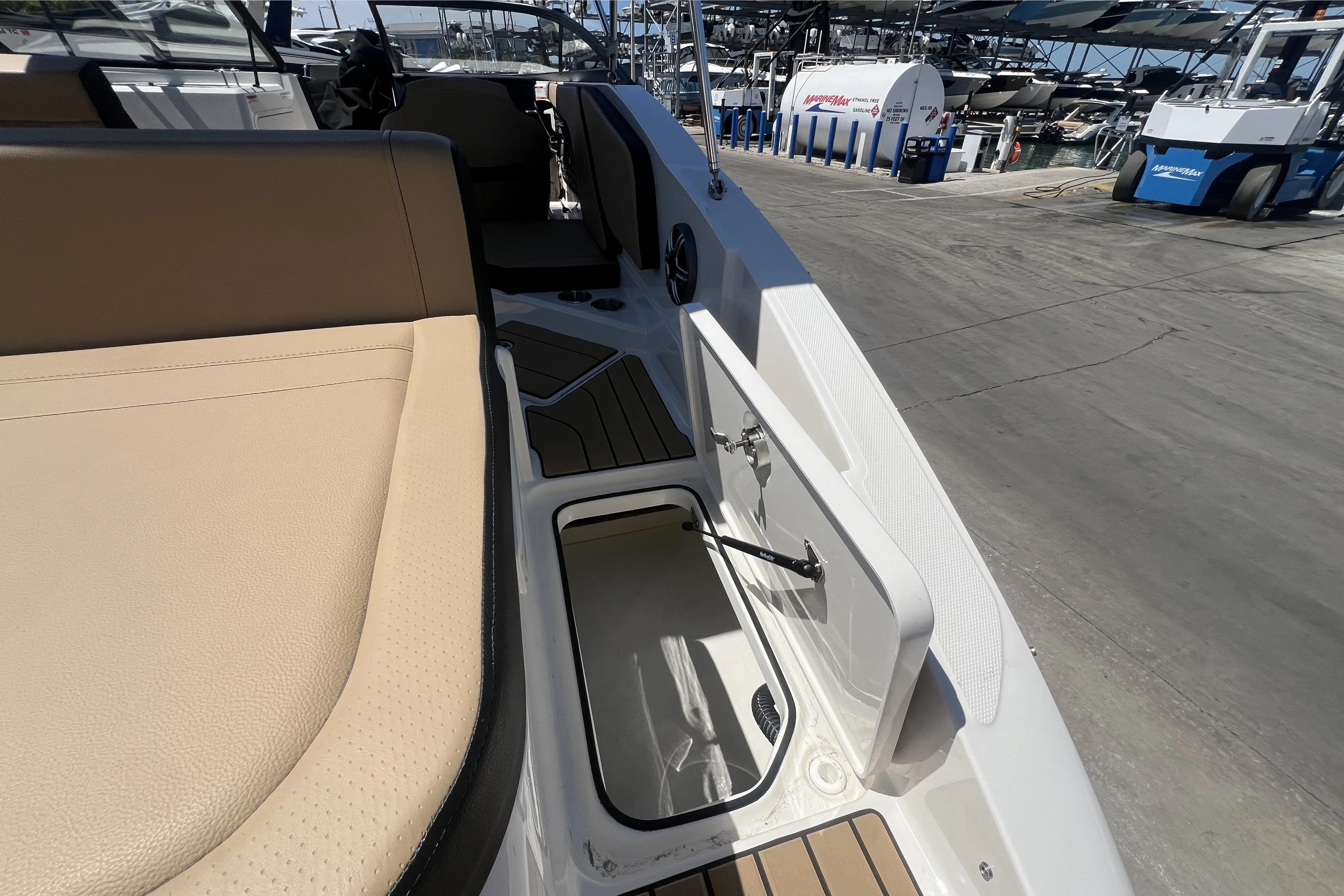 2026 Sea Ray SPX 210 Outboard Image Thumbnail #8