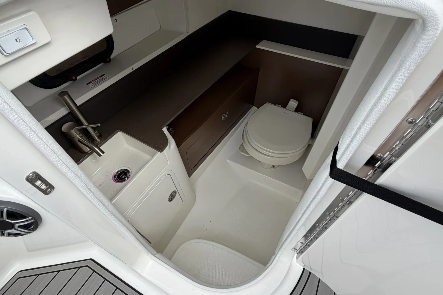 2026 Sea Ray SDX 290 Outboard Image Thumbnail #27