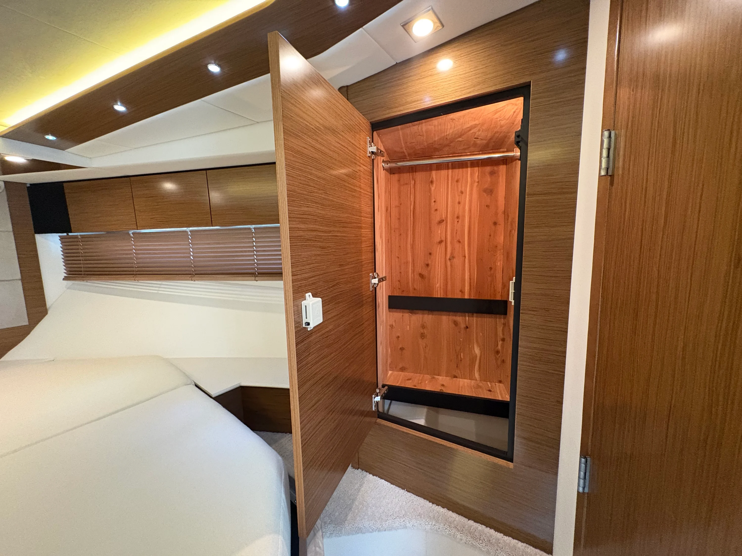 2015 Cruisers Yachts 450 CANTIUS Image Thumbnail #6