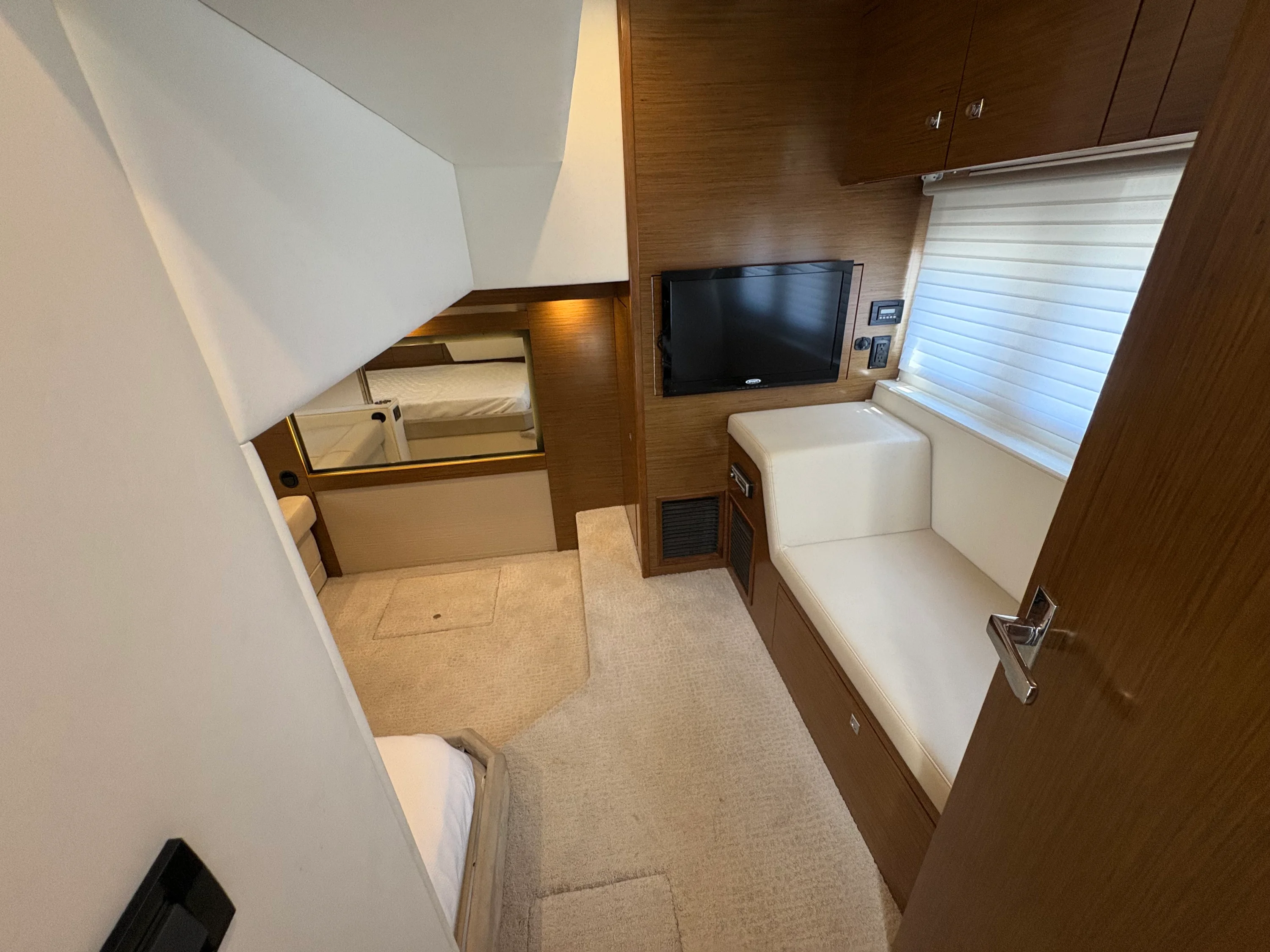 2015 Cruisers Yachts 450 CANTIUS Image Thumbnail #5