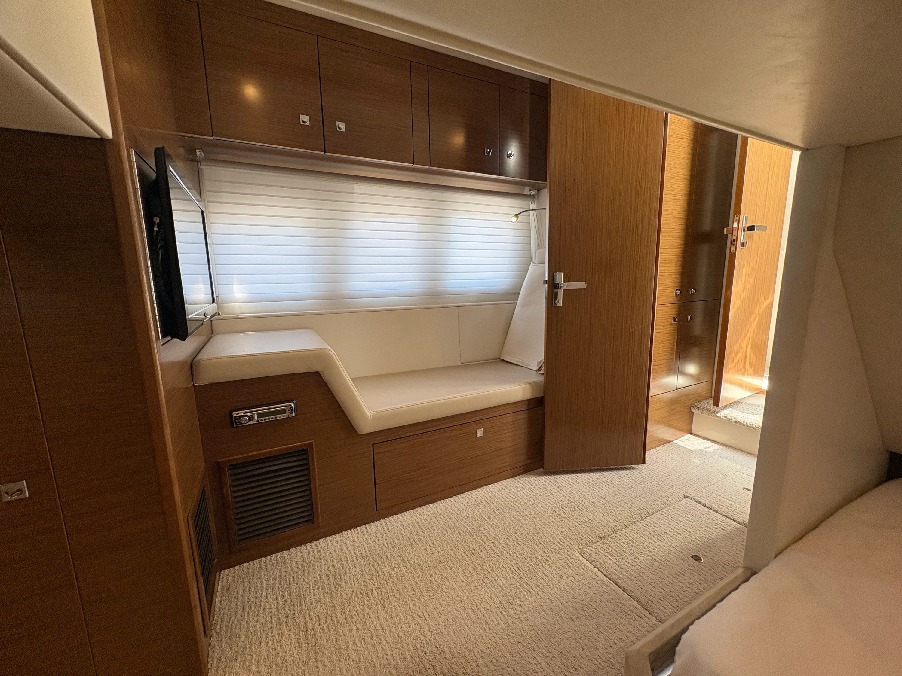 2015 Cruisers Yachts 450 CANTIUS Image Thumbnail #3