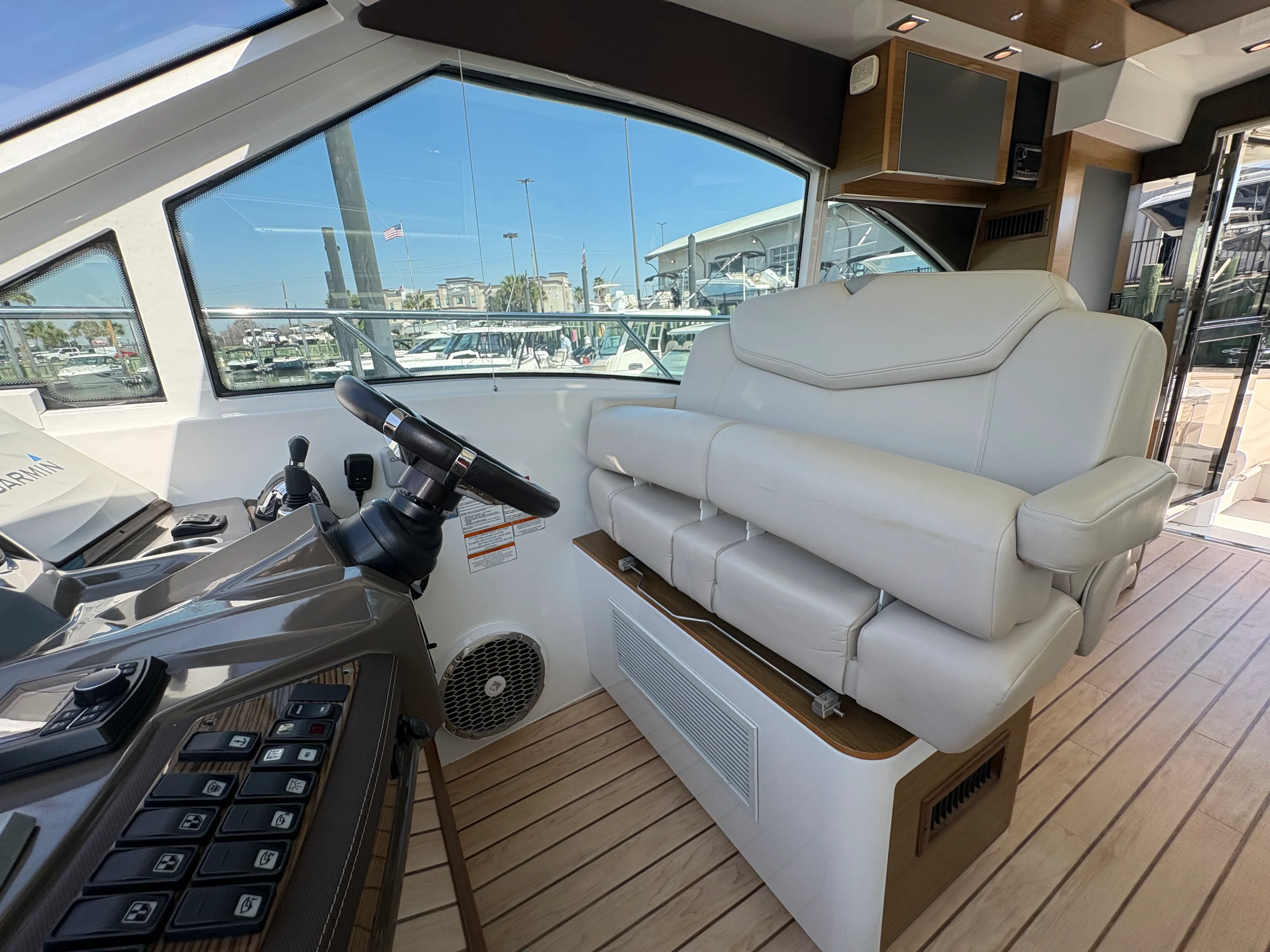 2015 Cruisers Yachts 450 CANTIUS Image Thumbnail #13