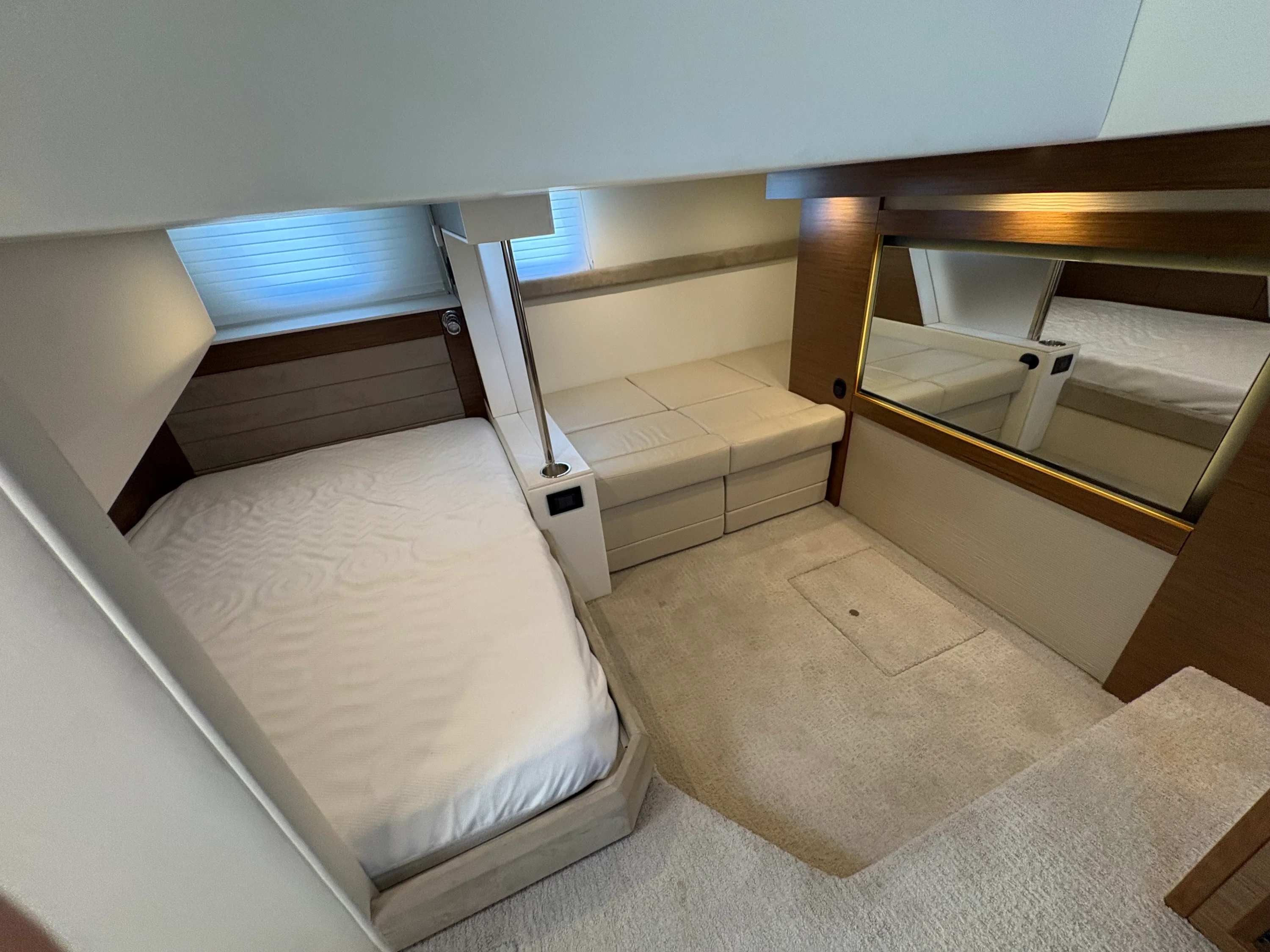 2015 Cruisers Yachts 450 CANTIUS Image Thumbnail #4