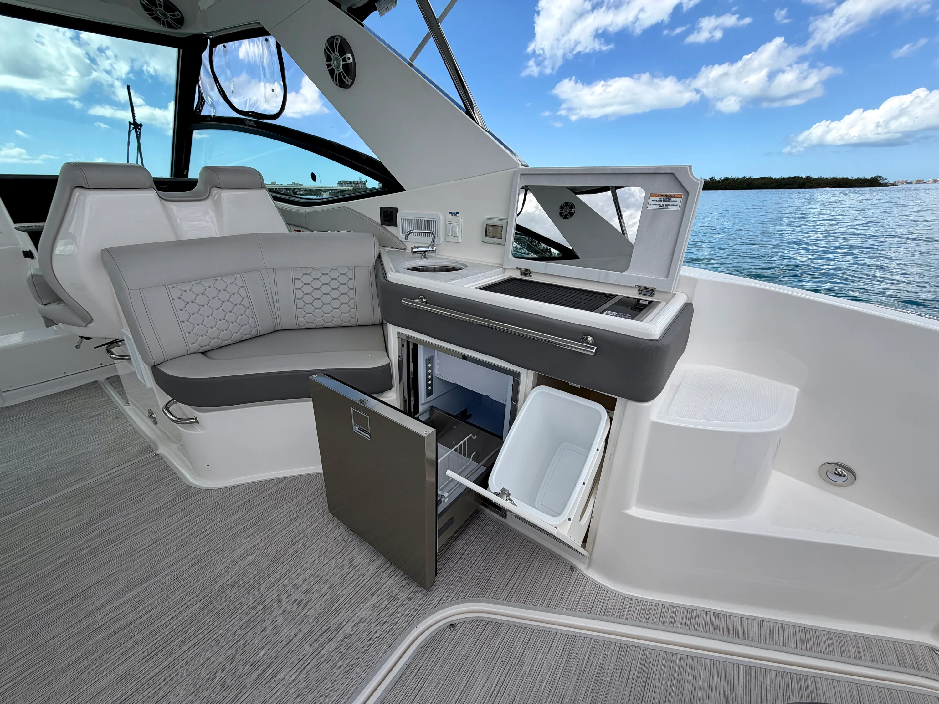 2025 Sea Ray 320 SUNDANCER OB Image Thumbnail #29