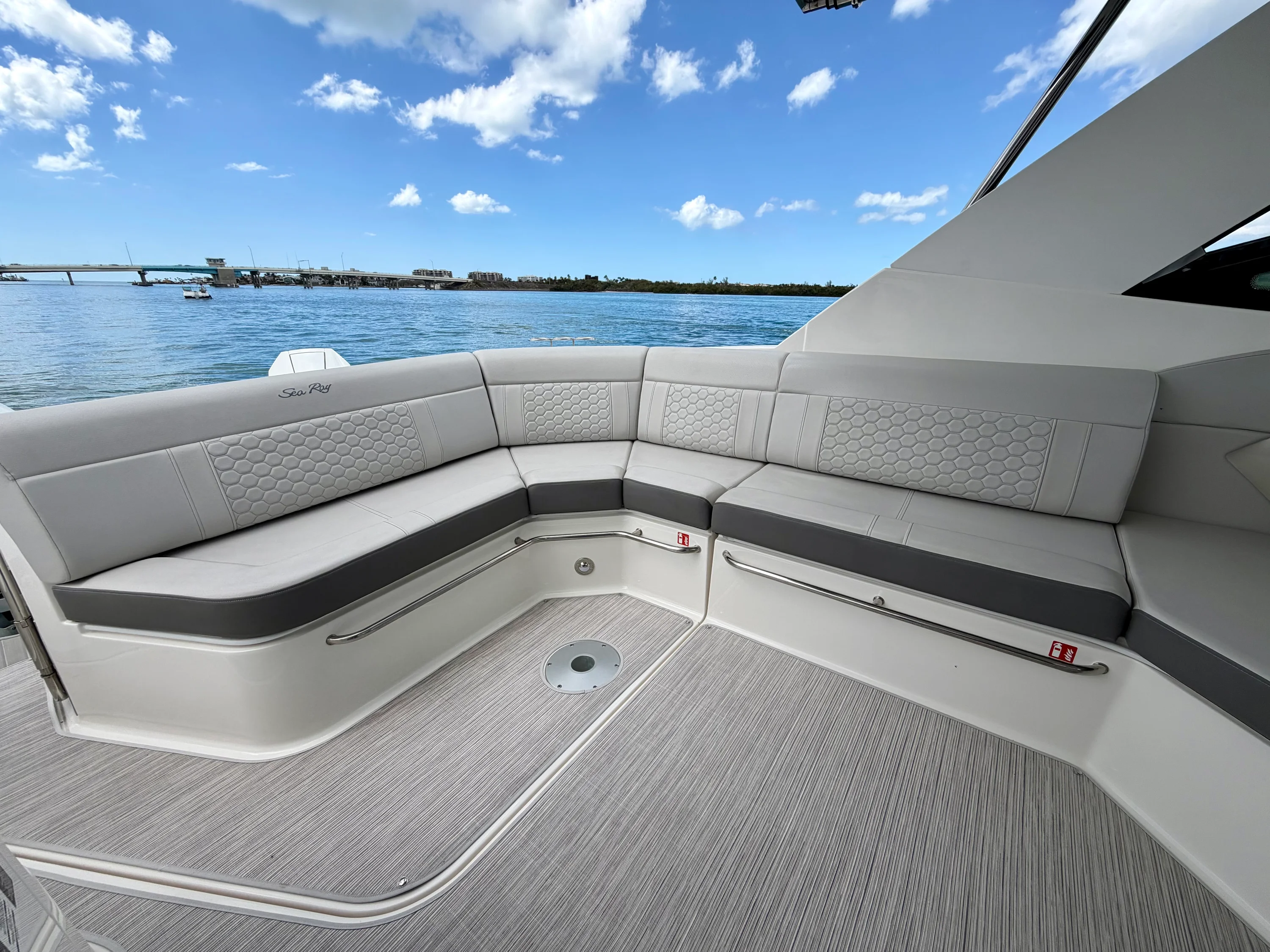 2025 Sea Ray 320 SUNDANCER OB Image Thumbnail #21