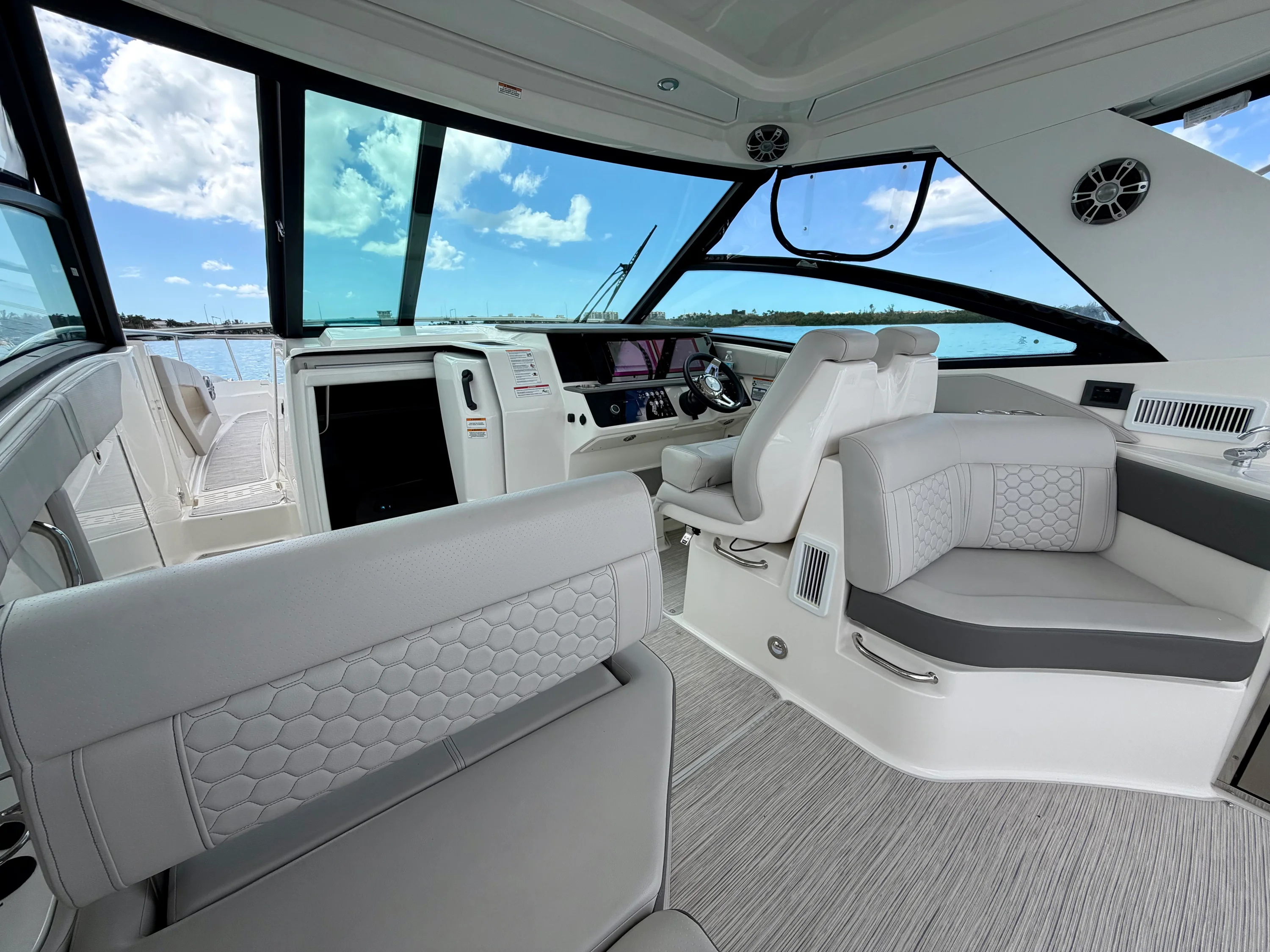 2025 Sea Ray 320 SUNDANCER OB Image Thumbnail #32