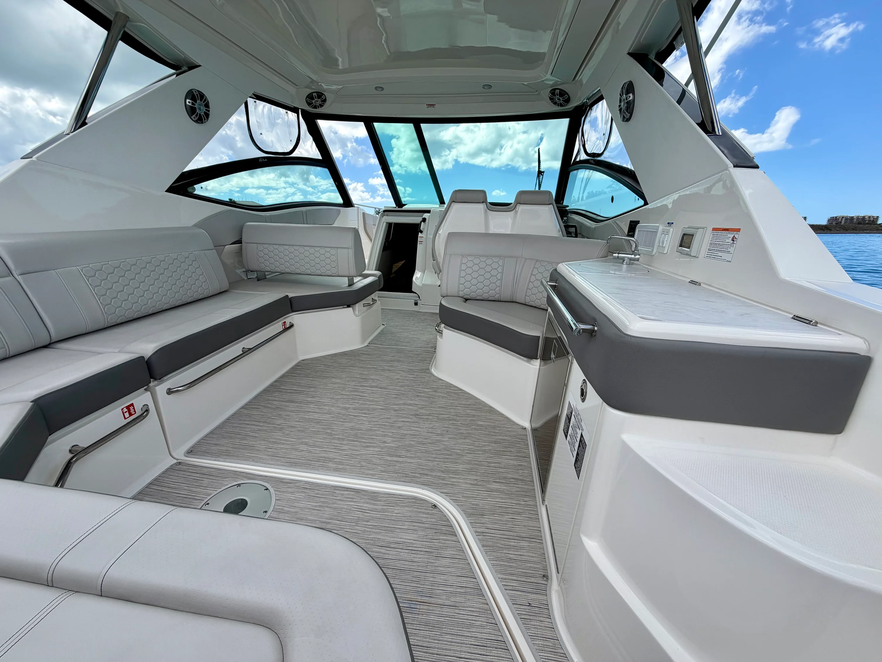 2025 Sea Ray 320 SUNDANCER OB Image Thumbnail #31
