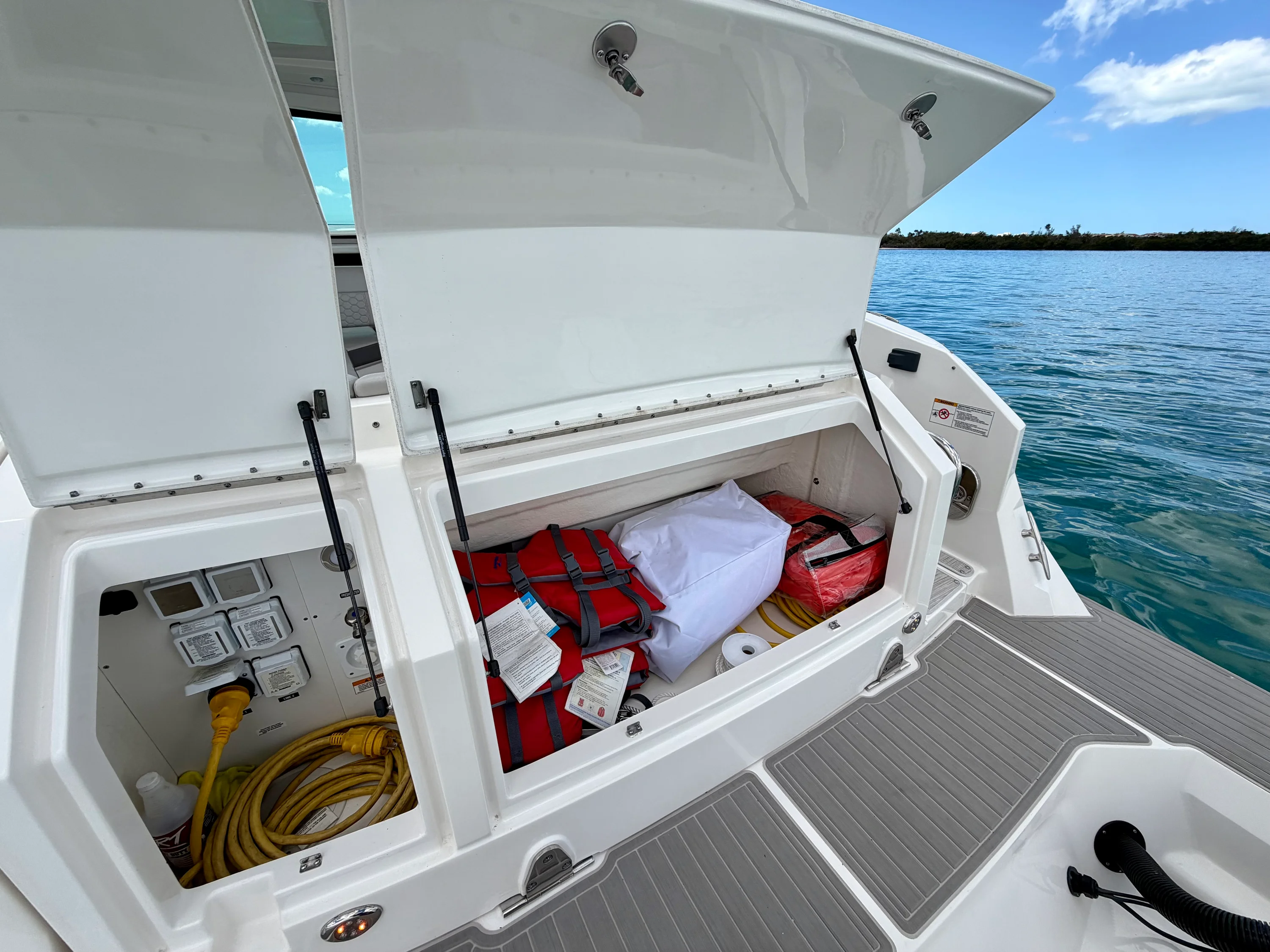 2025 Sea Ray 320 SUNDANCER OB Image Thumbnail #38