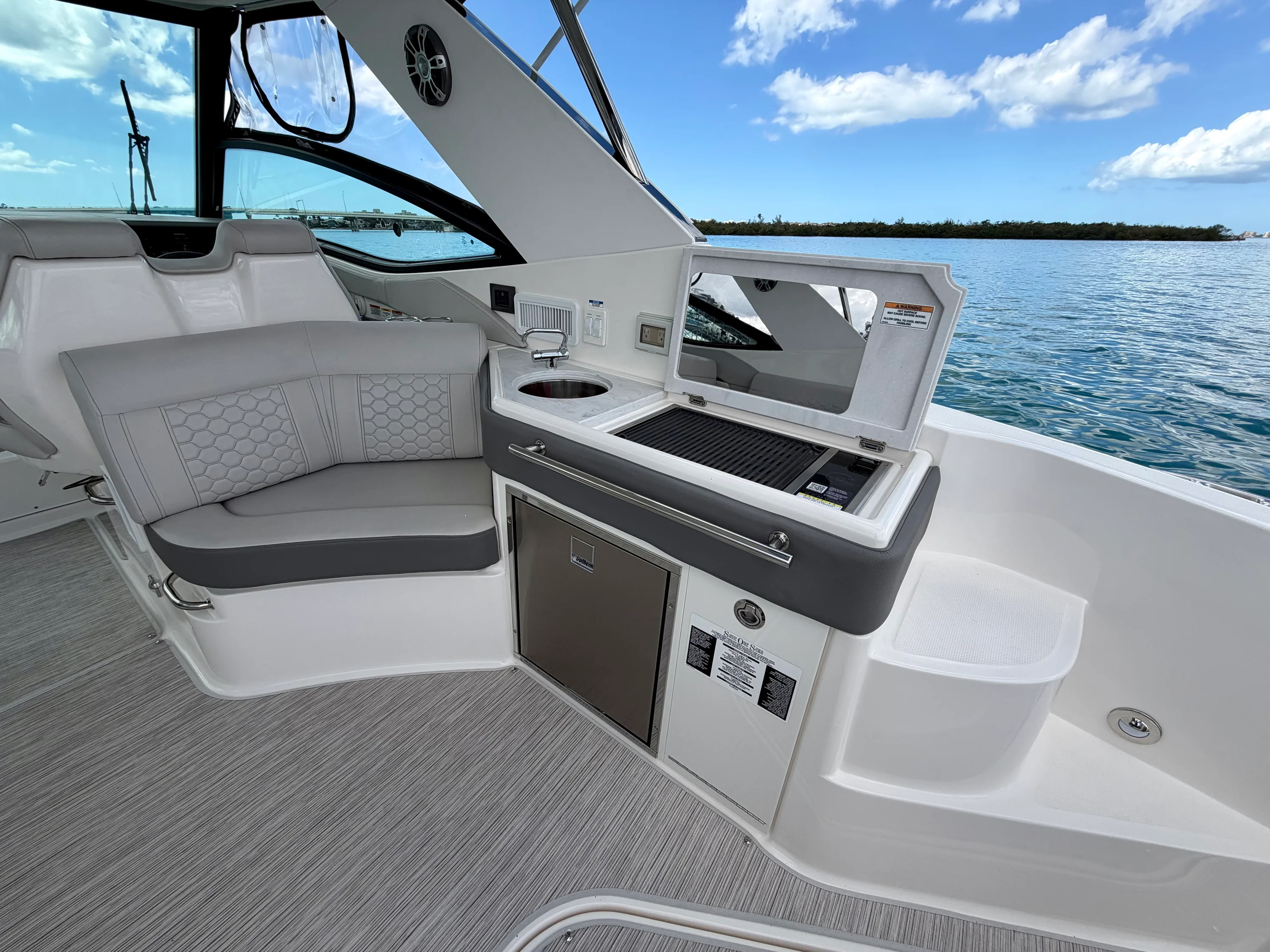 2025 Sea Ray 320 SUNDANCER OB Image Thumbnail #30