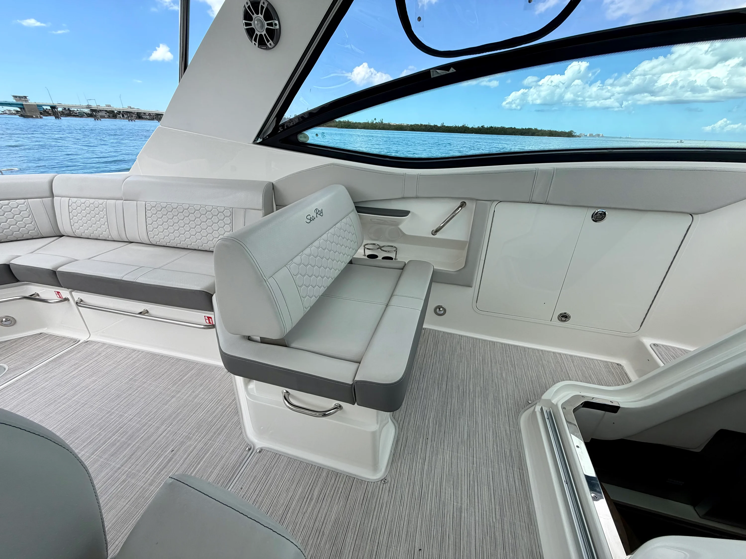 2025 Sea Ray 320 SUNDANCER OB Image Thumbnail #22