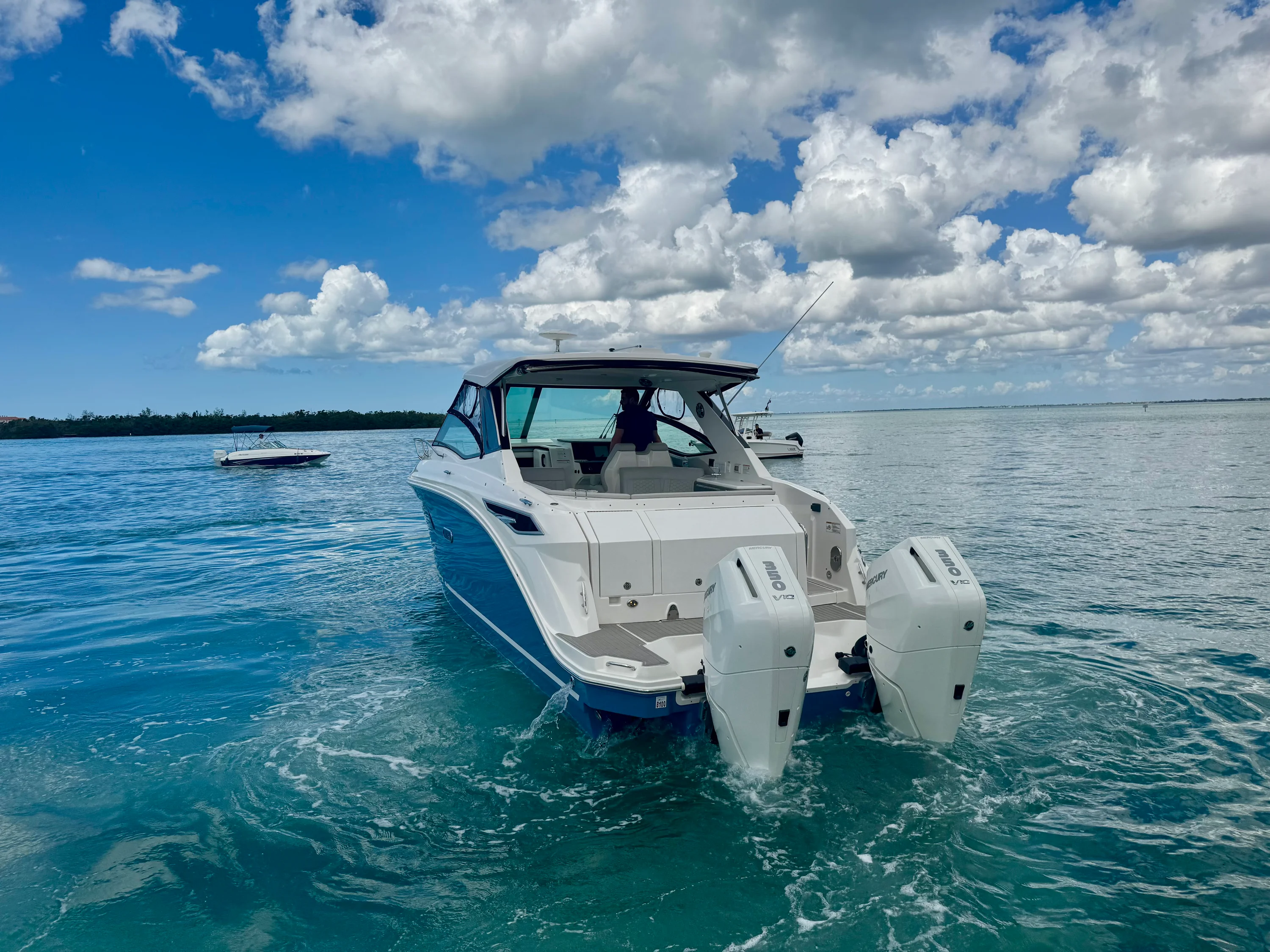 2025 Sea Ray 320 SUNDANCER OB Image Thumbnail #4