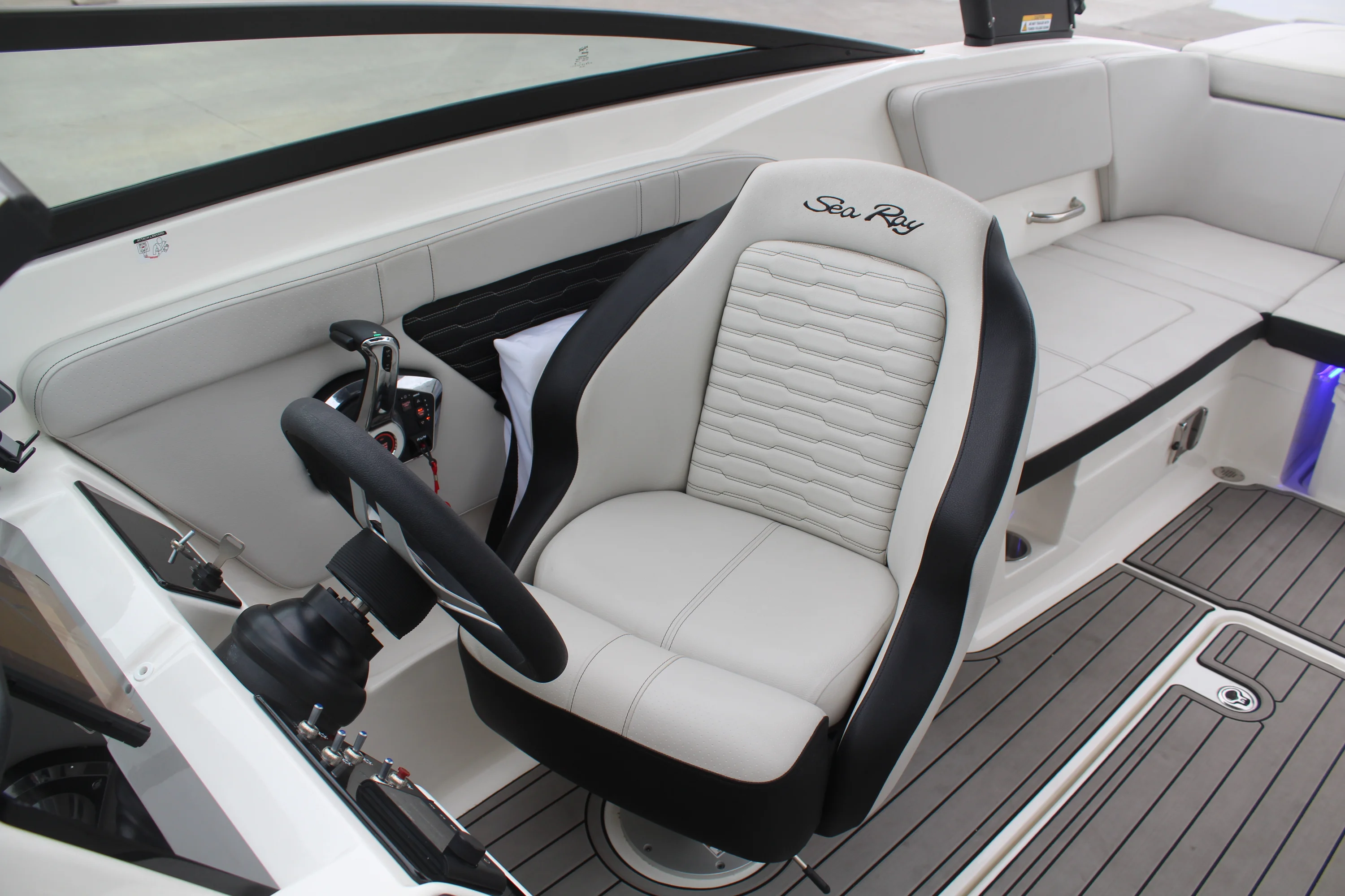 2024 Sea Ray 230 SPX OB Image Thumbnail #17