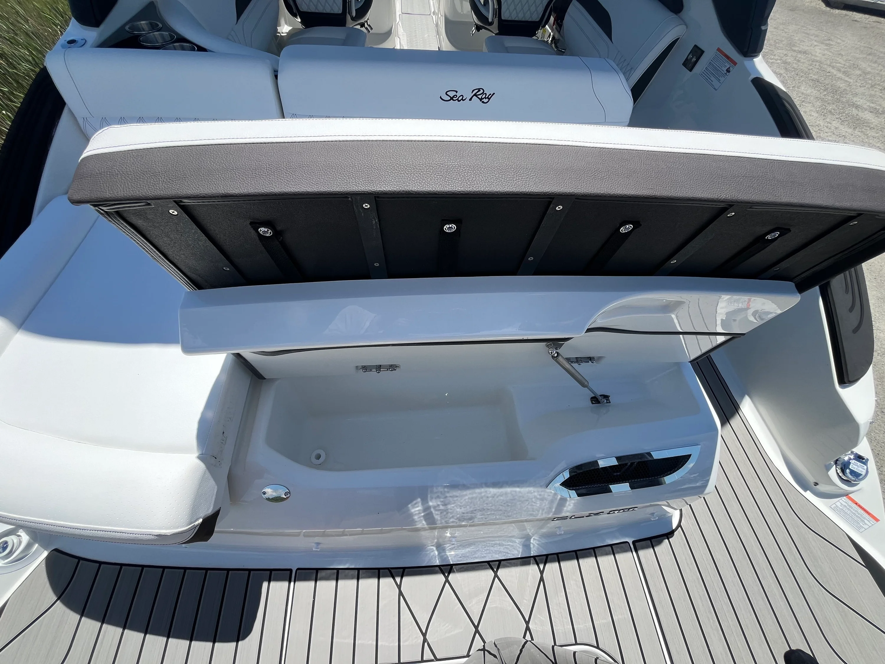 2026 Sea Ray SLX 260 Outboard Image Thumbnail #4