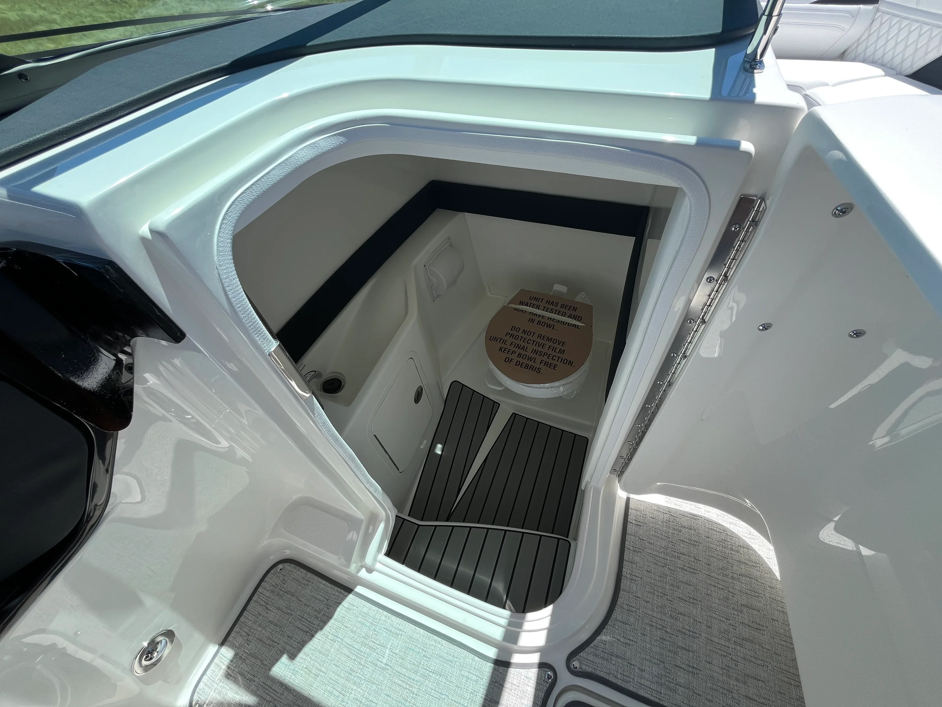 2026 Sea Ray SLX 260 Outboard Image Thumbnail #14