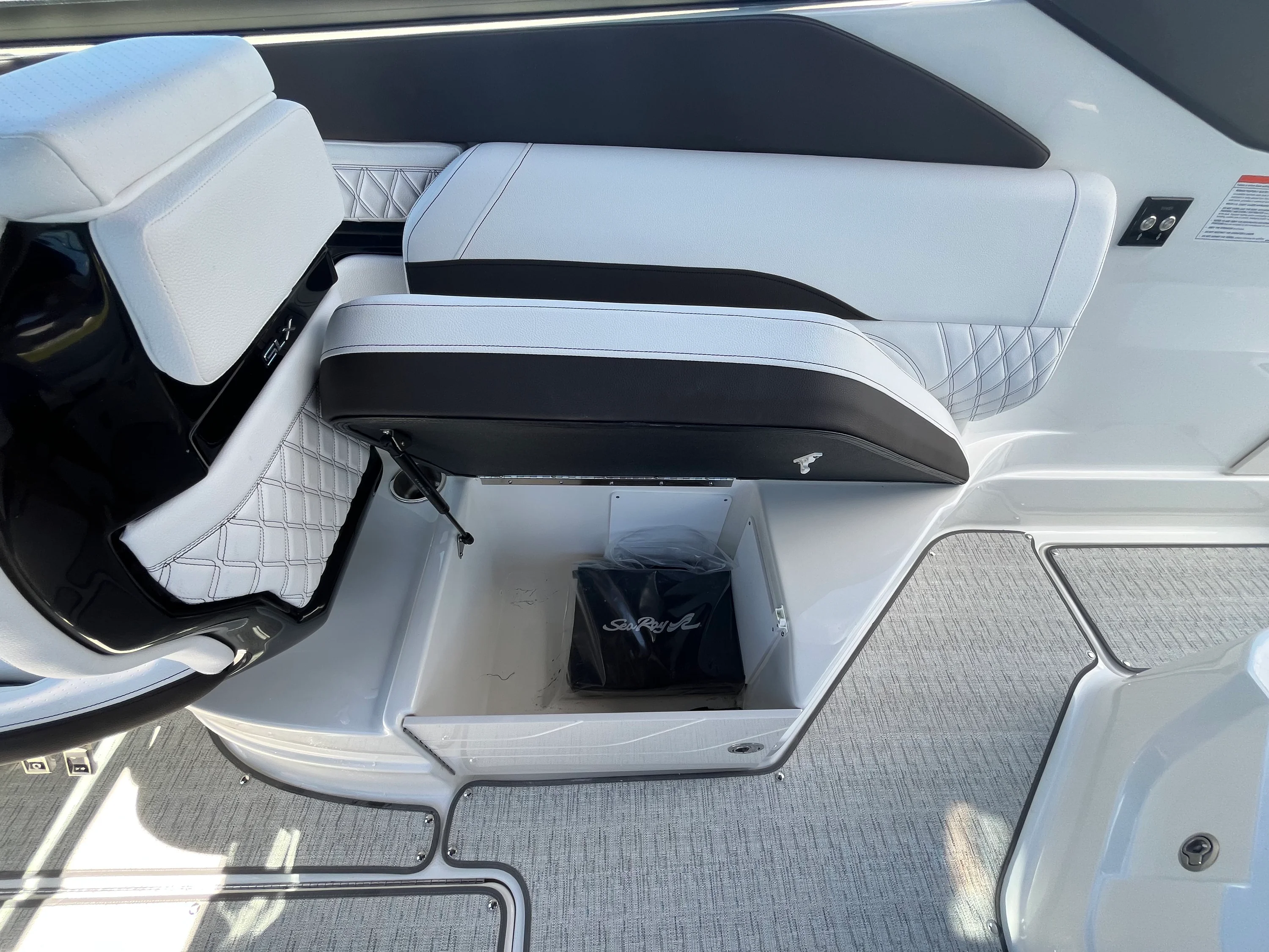 2026 Sea Ray SLX 260 Outboard Image Thumbnail #8