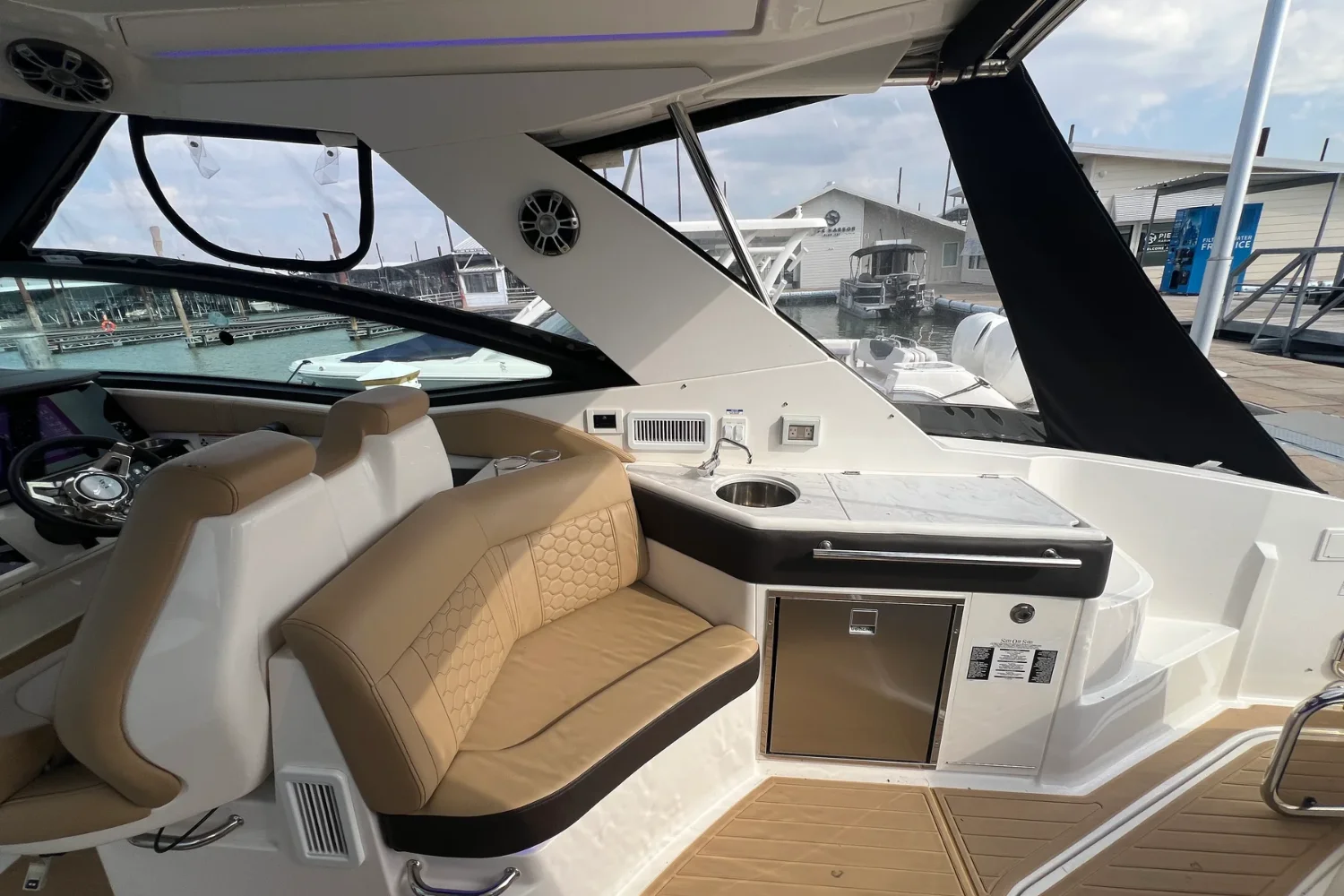 2024 Sea Ray 320 SUNDANCER Image Thumbnail #12