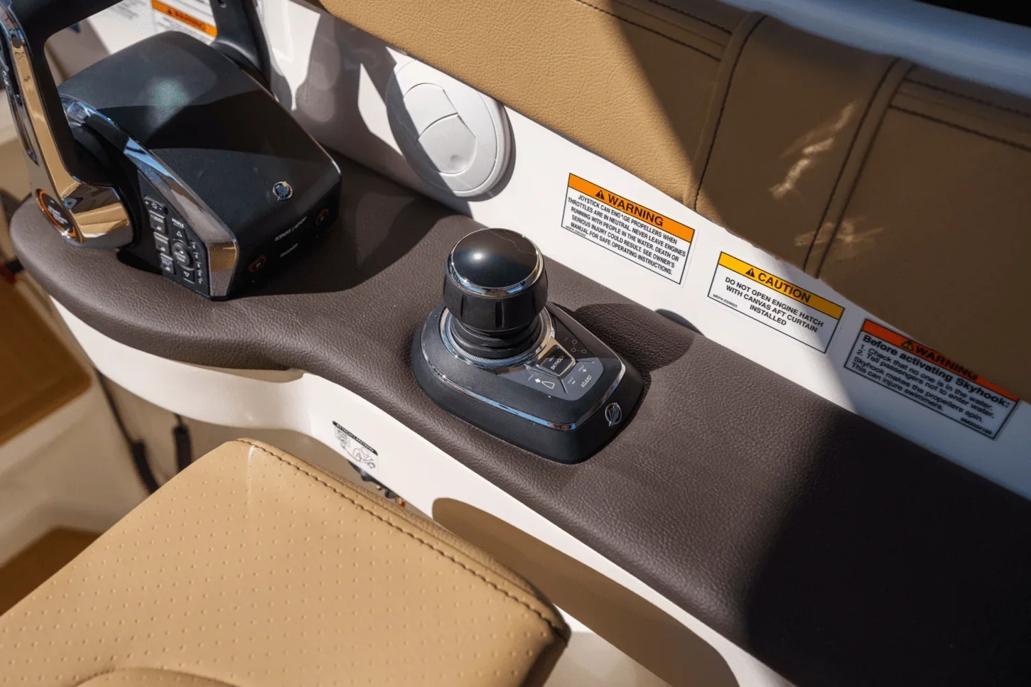 2024 Sea Ray 320 SUNDANCER Image Thumbnail #21