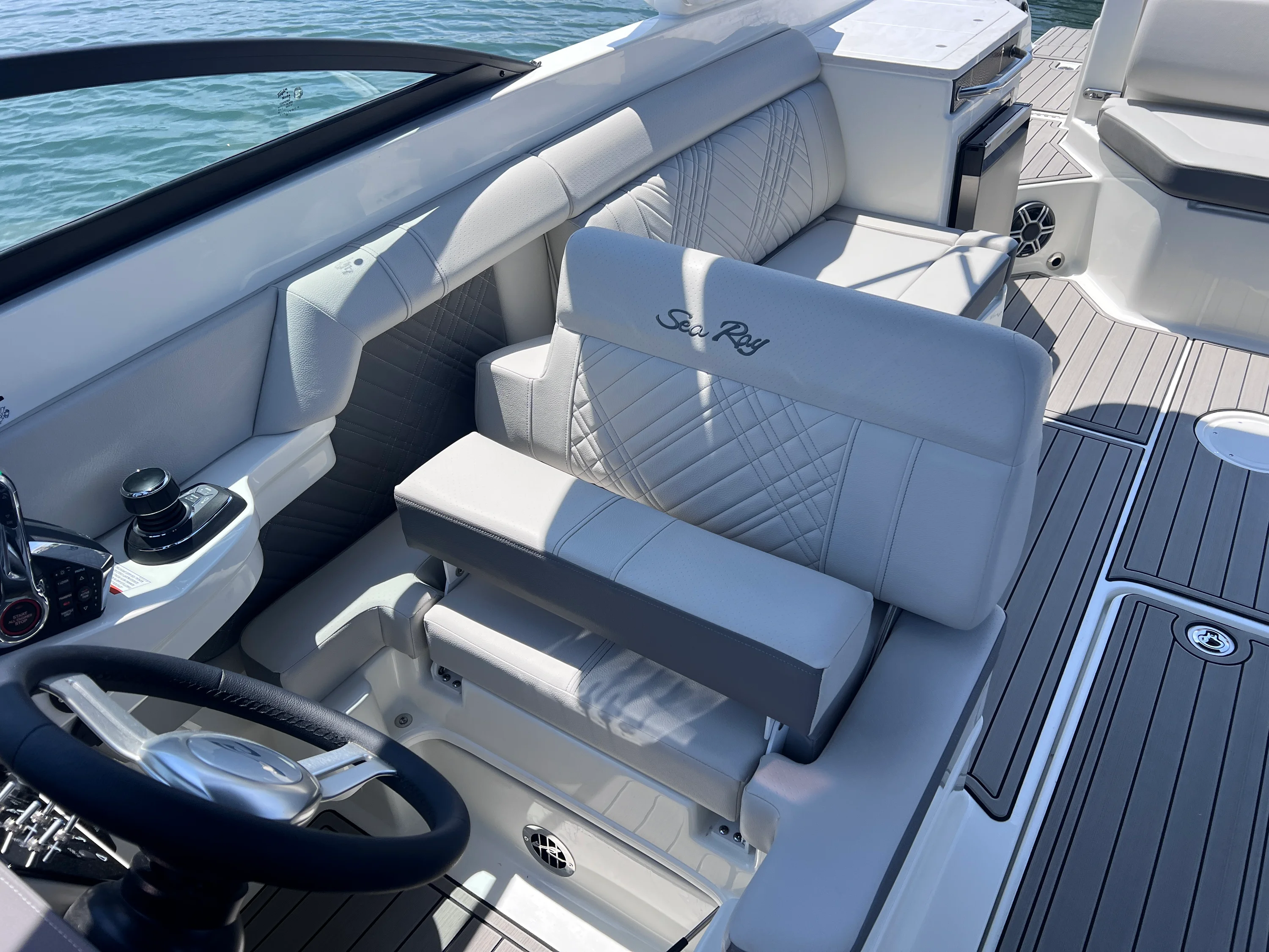 2026 Sea Ray SDX 290 Outboard Image Thumbnail #31