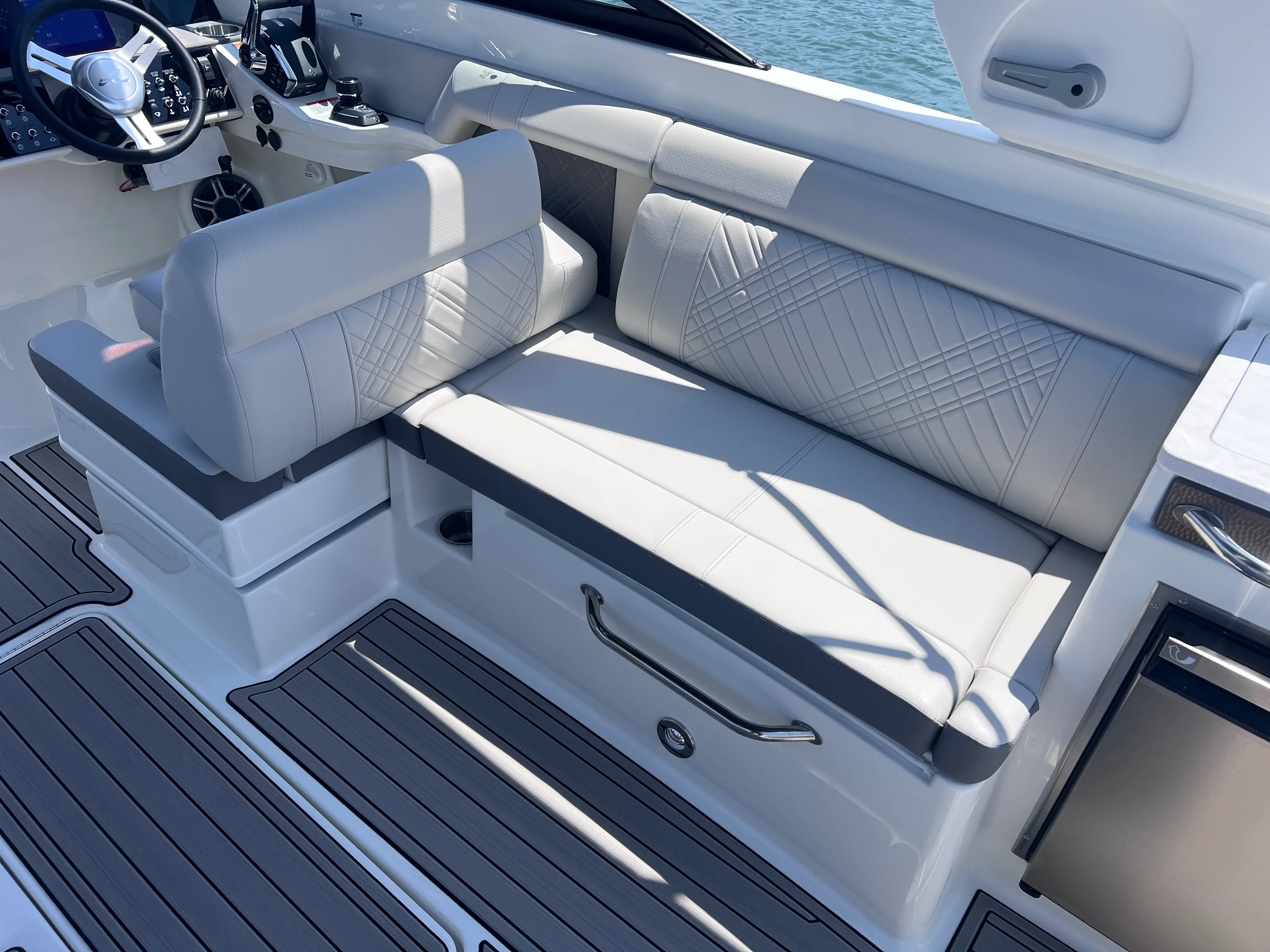 2026 Sea Ray SDX 290 Outboard Image Thumbnail #20