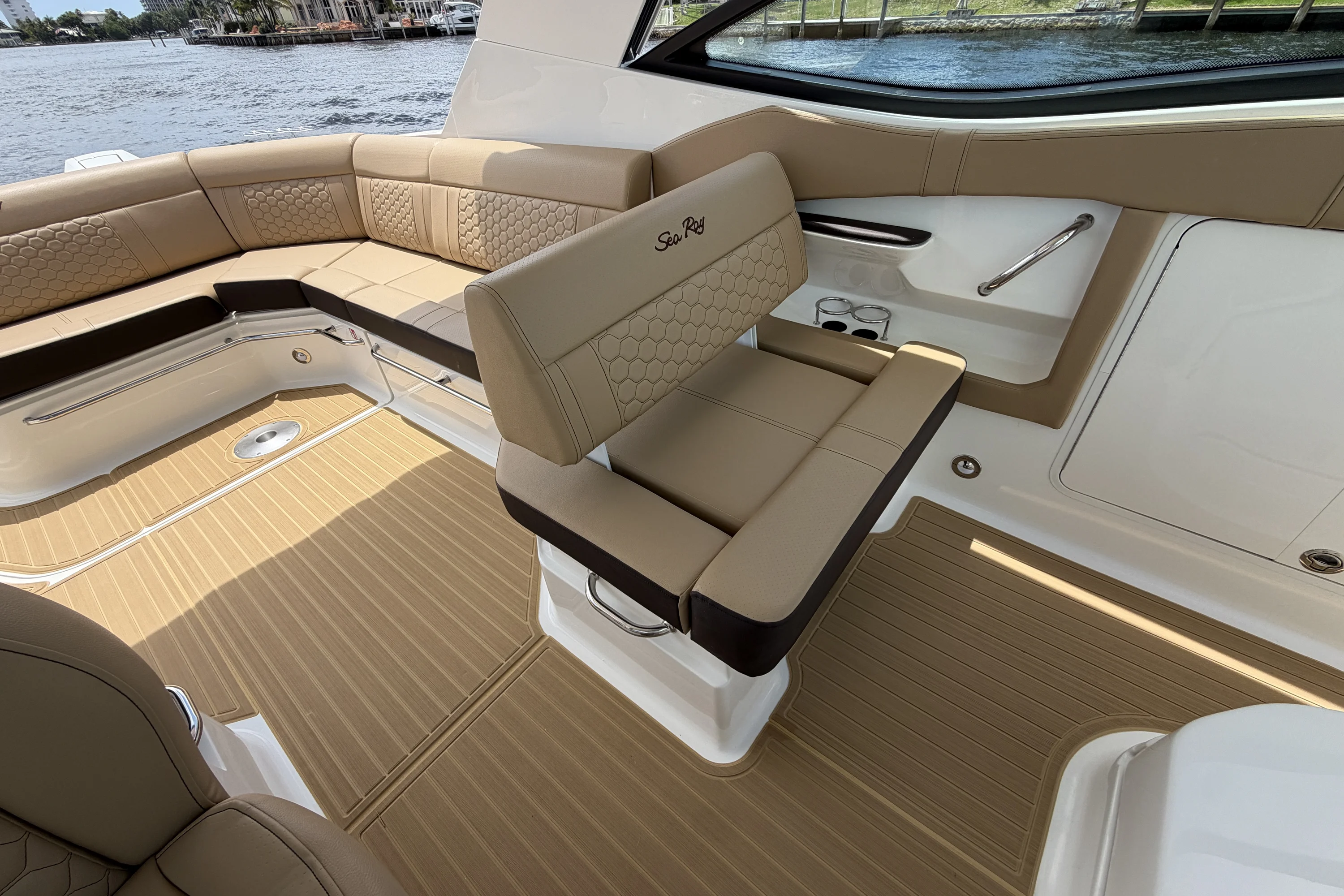 2026 Sea Ray Sundancer 320 Outboard Image Thumbnail #33