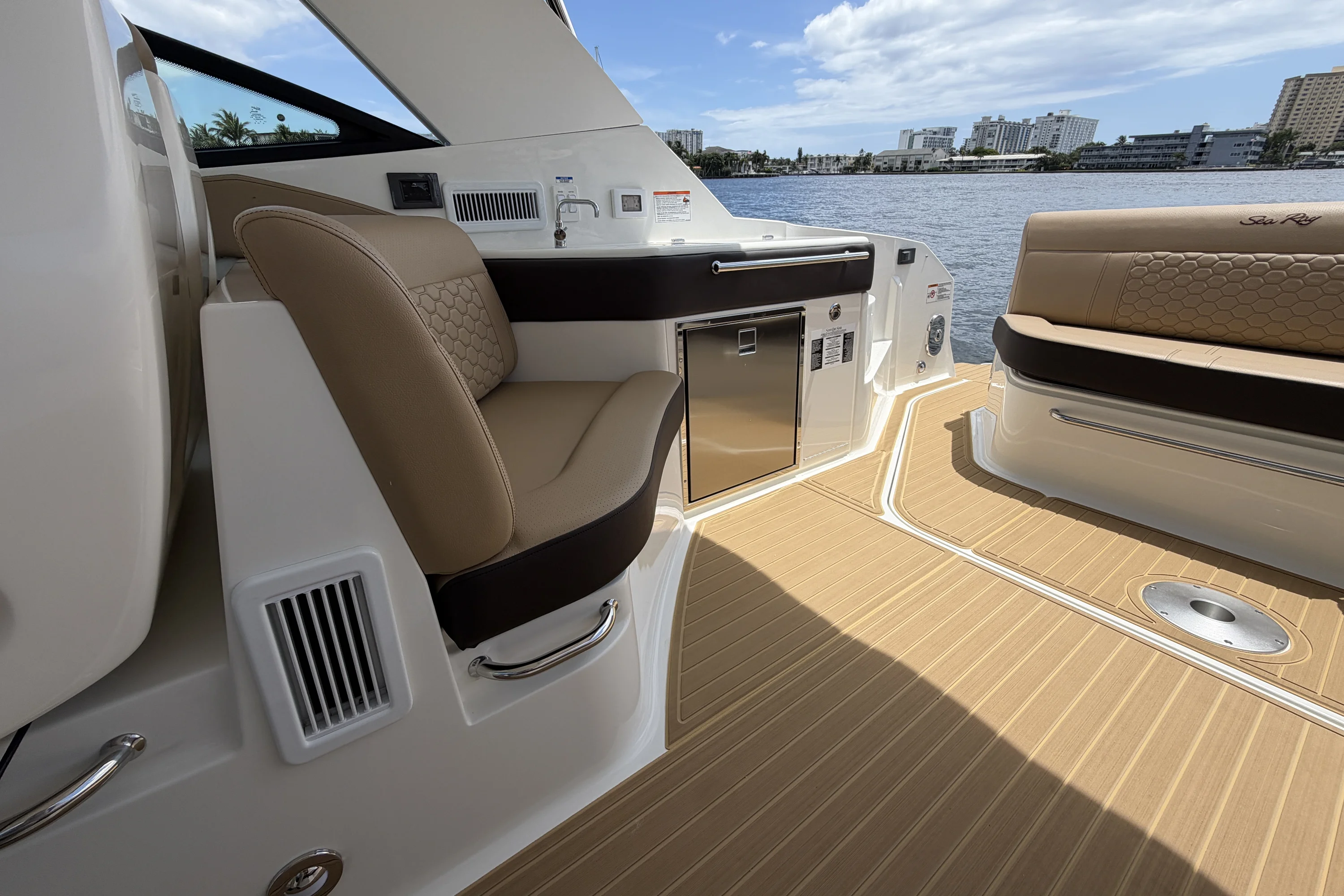 2026 Sea Ray Sundancer 320 Outboard Image Thumbnail #27