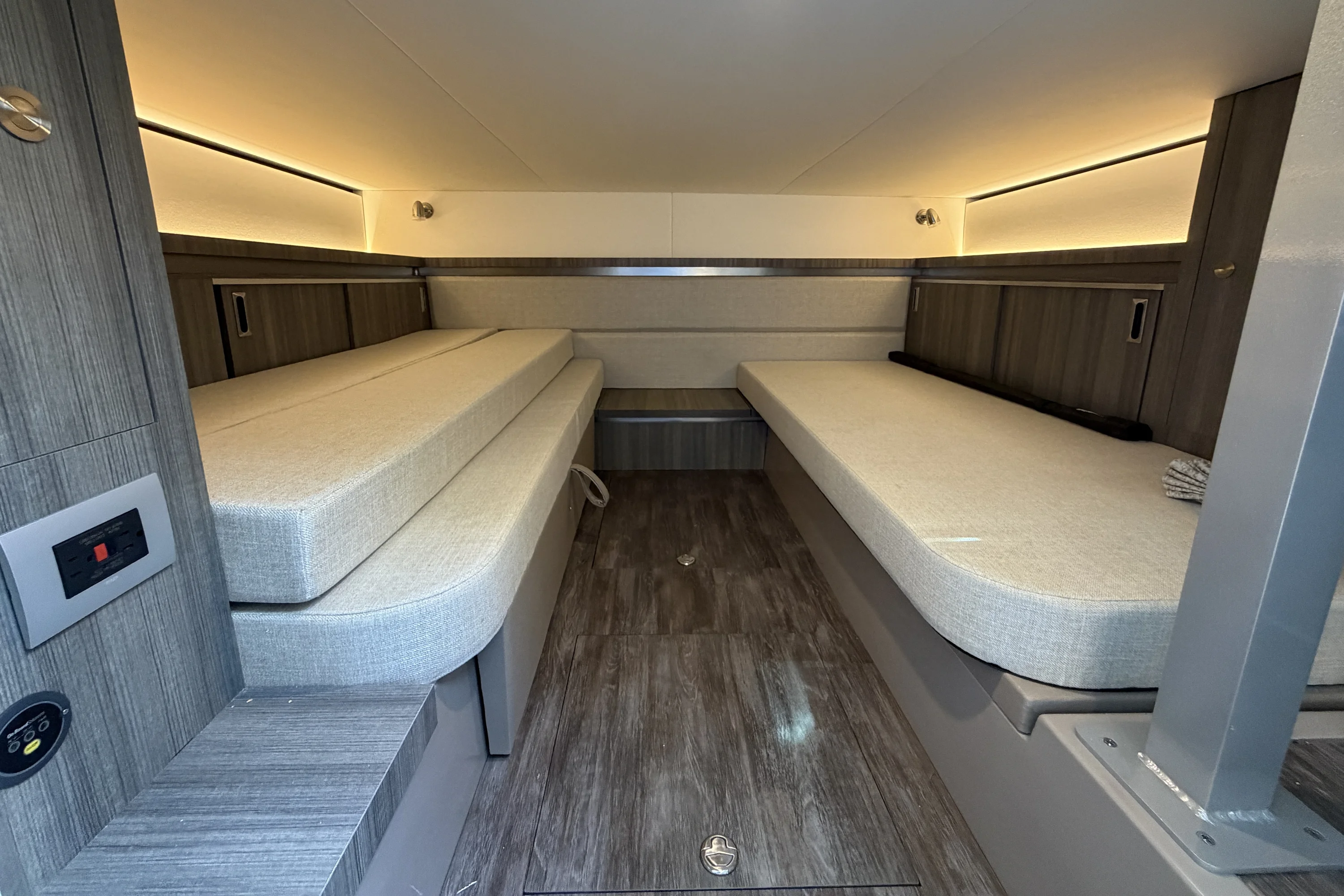 2026 Sea Ray Sundancer 320 Outboard Image Thumbnail #59