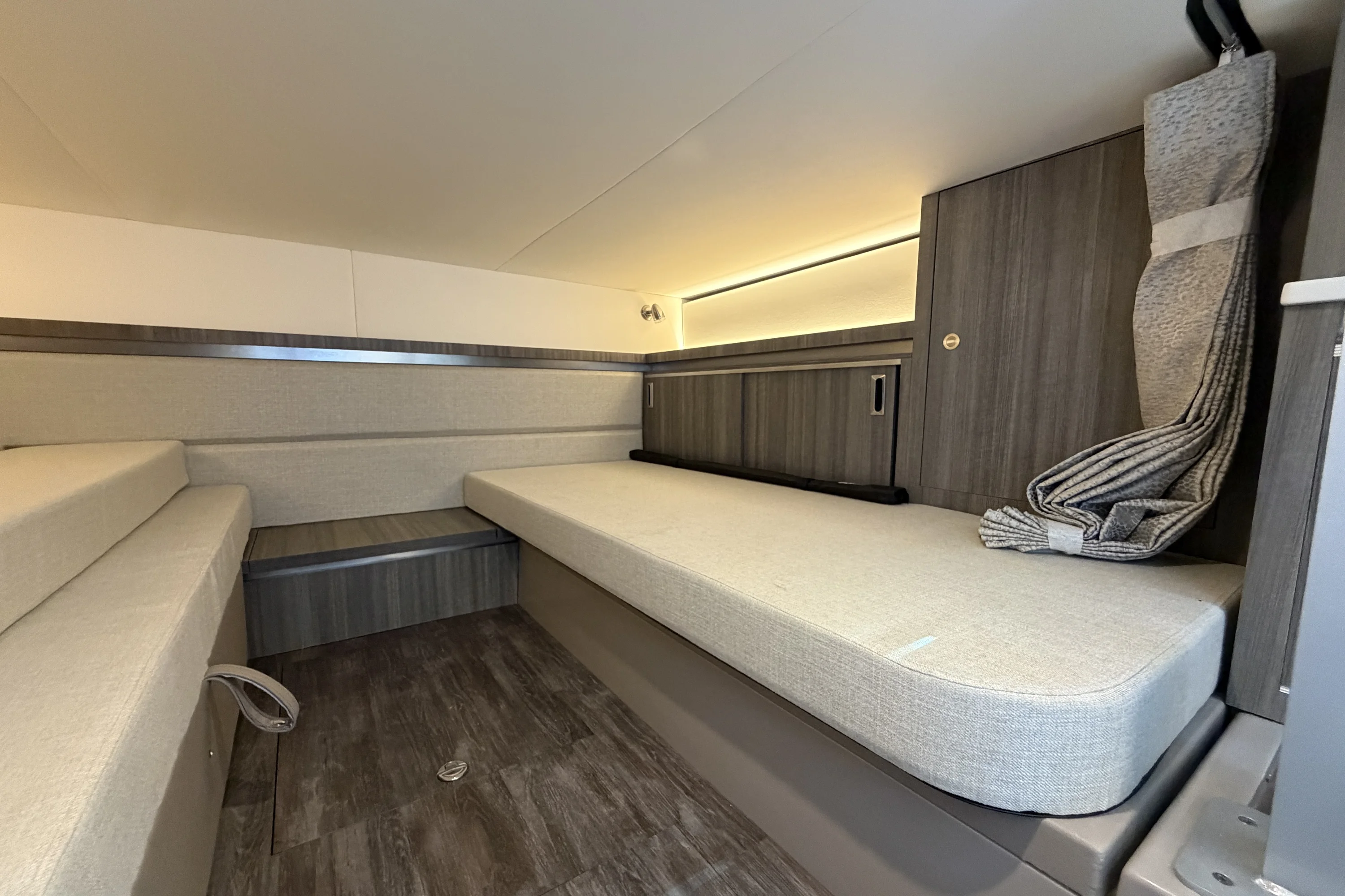 2026 Sea Ray Sundancer 320 Outboard Image Thumbnail #60