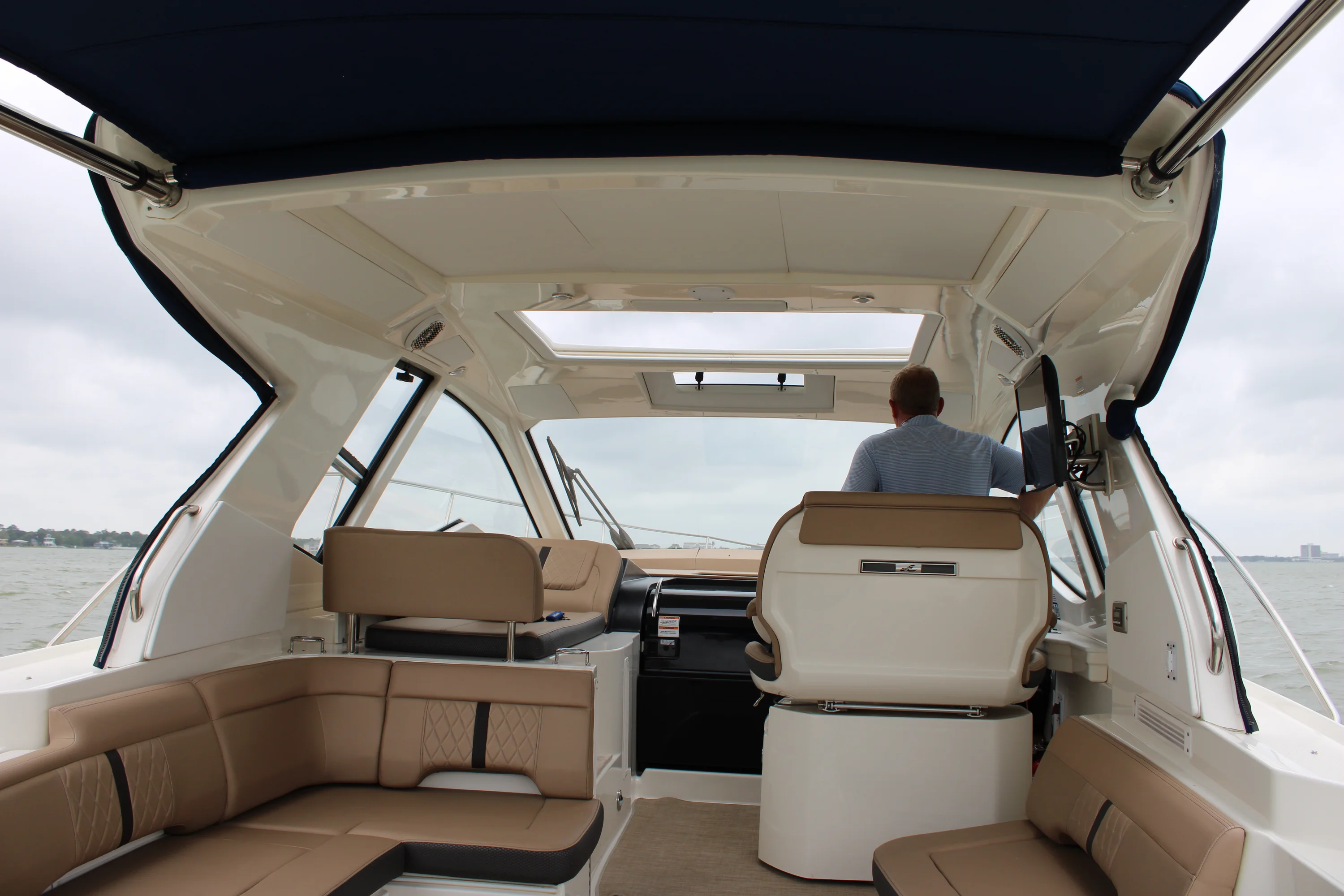 2018 Sea Ray 350 Image Thumbnail #46