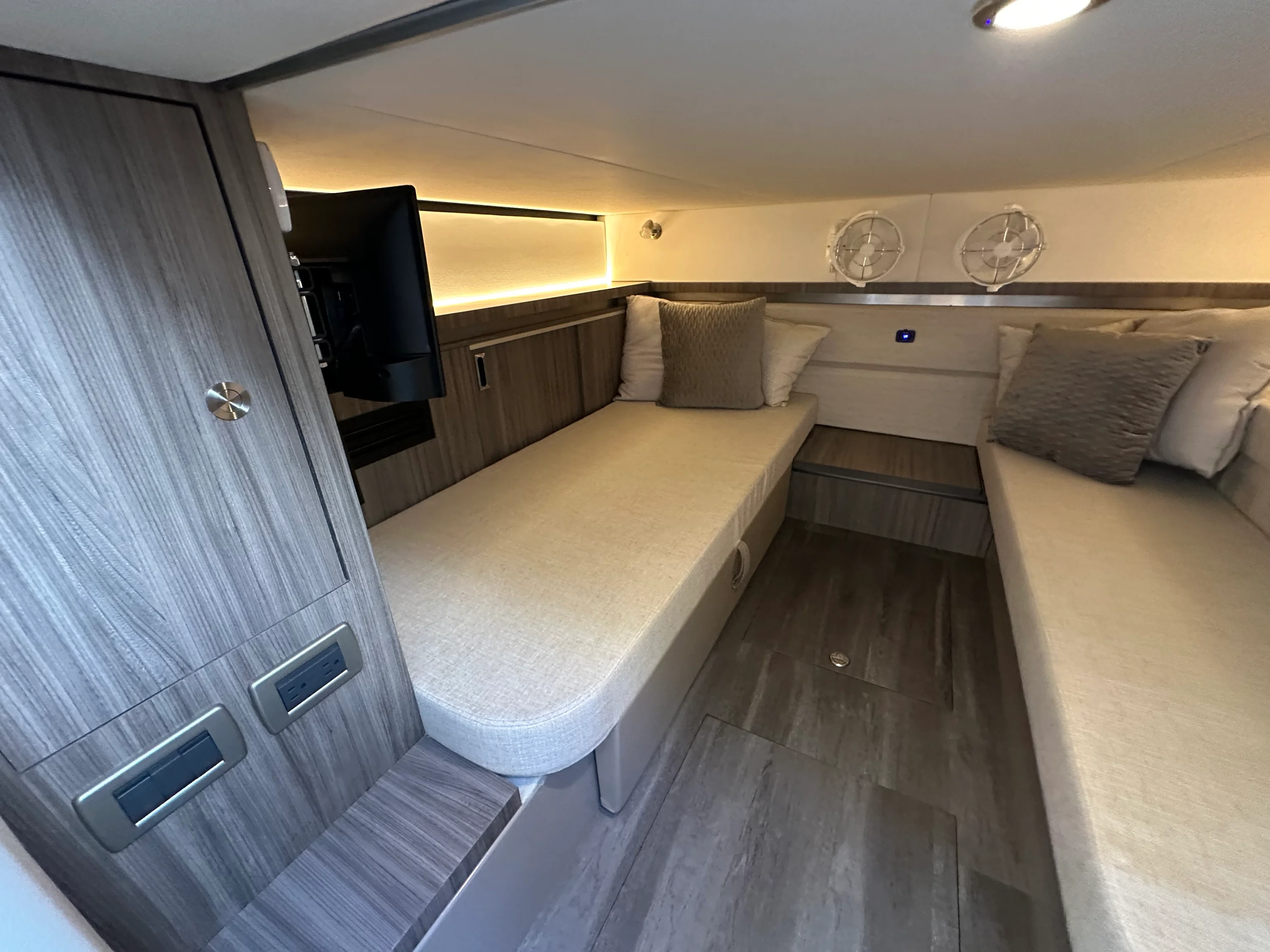 2024 Sea Ray 32 DA OB Image Thumbnail #39