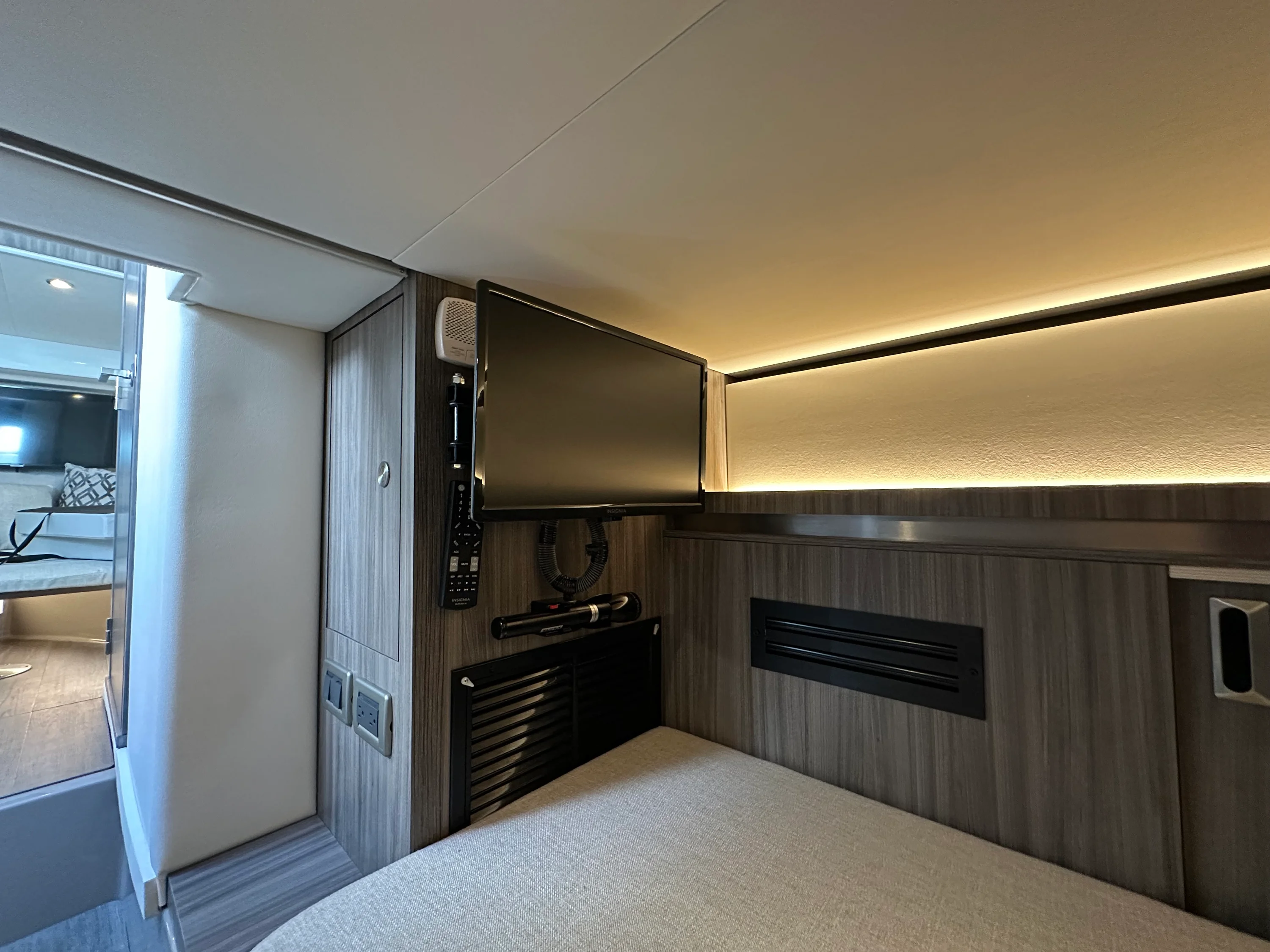 2024 Sea Ray 32 DA OB Image Thumbnail #37