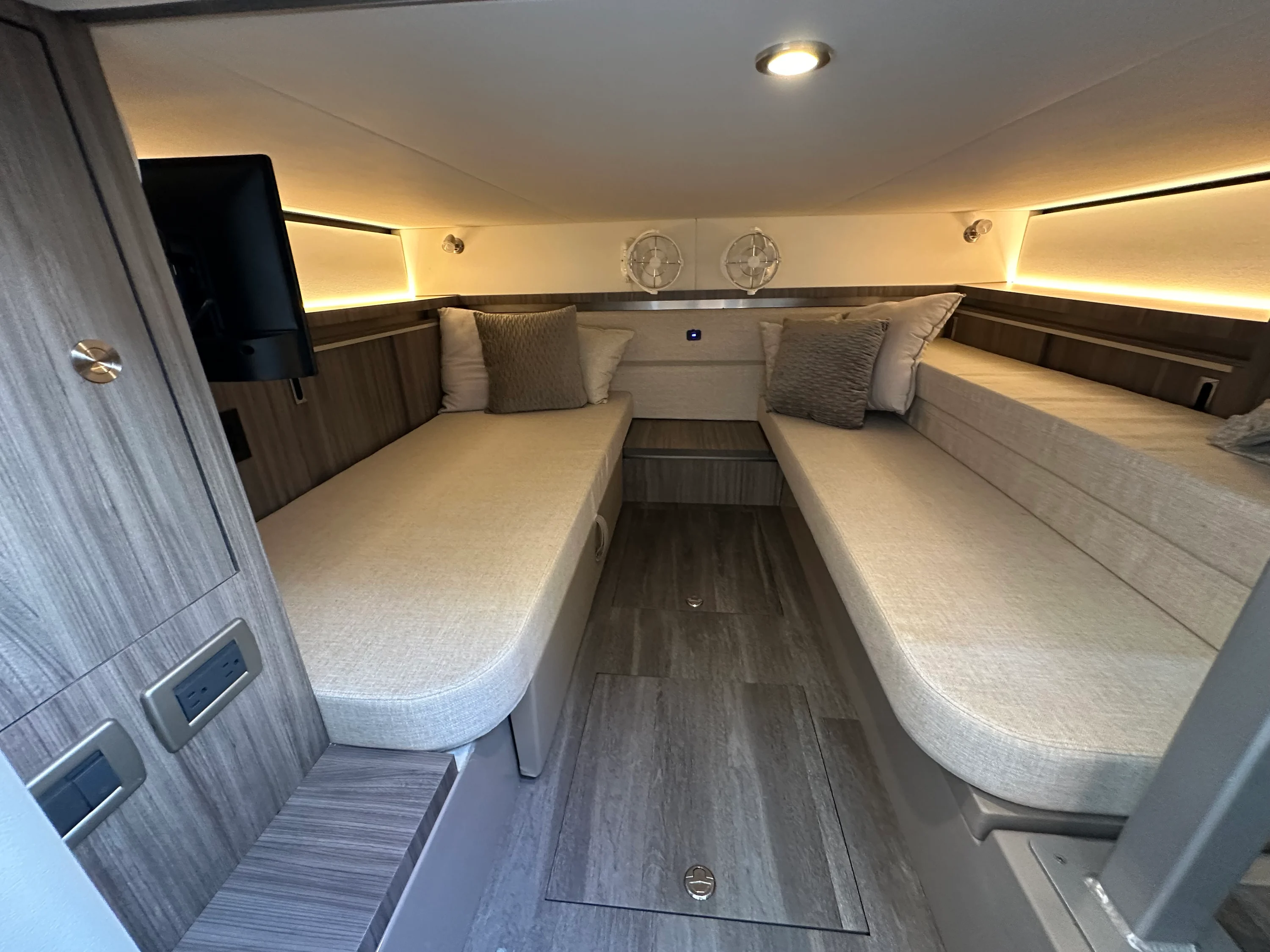 2024 Sea Ray 32 DA OB Image Thumbnail #36